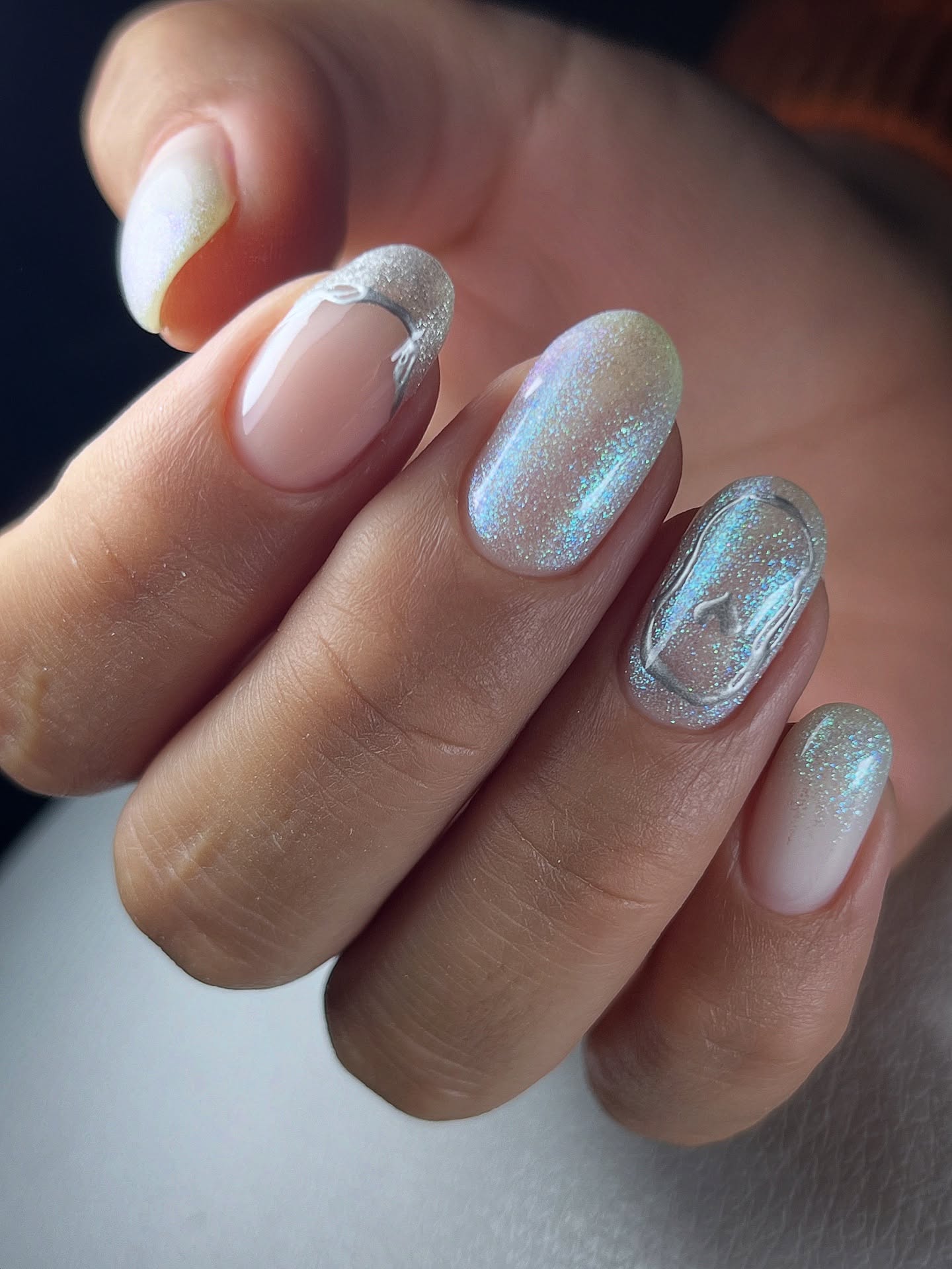 Błyszczące ścieżki kosmosu na paznokciach