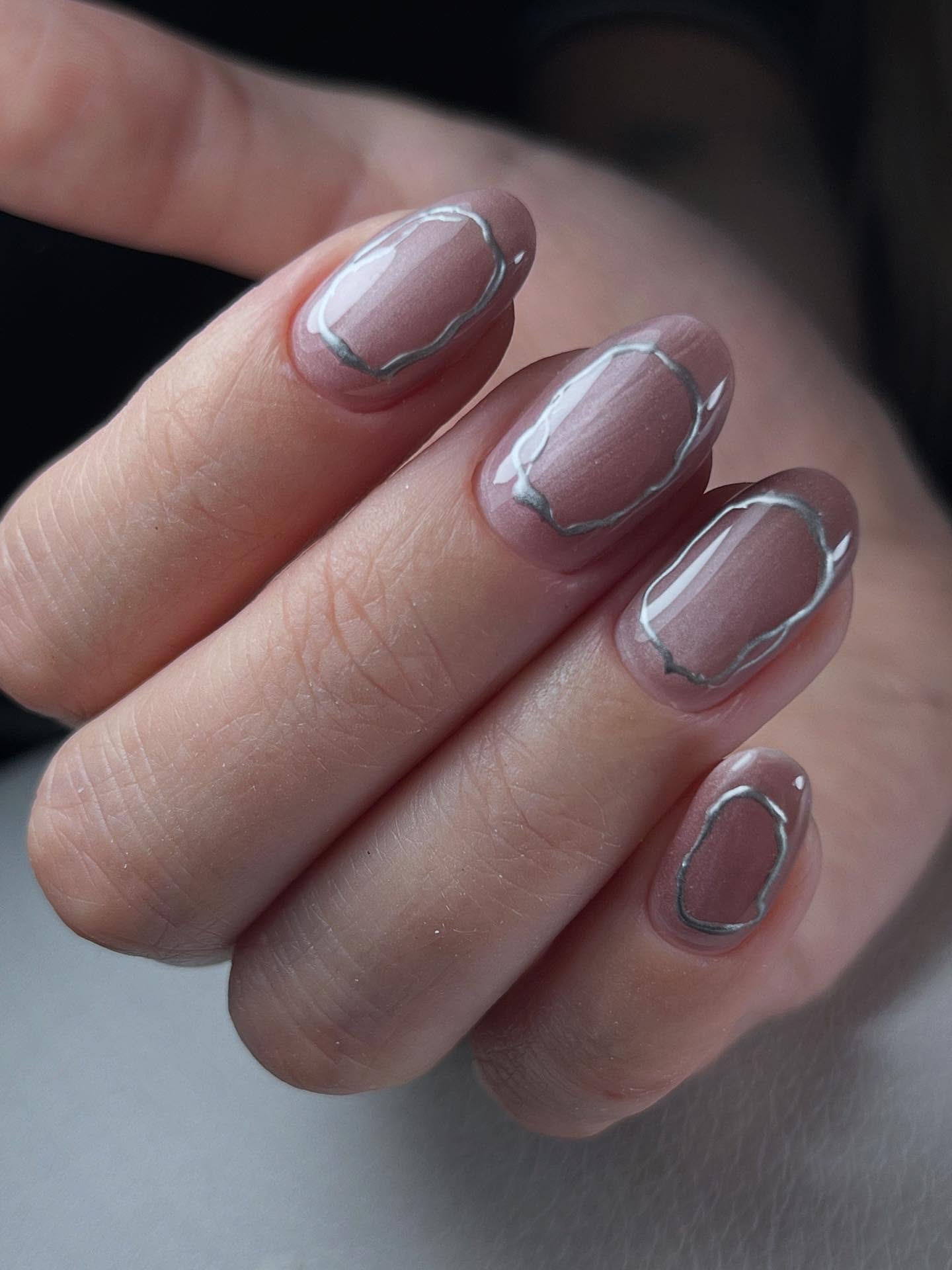 Eleganckie fale na paznokciach w odcieniu nude