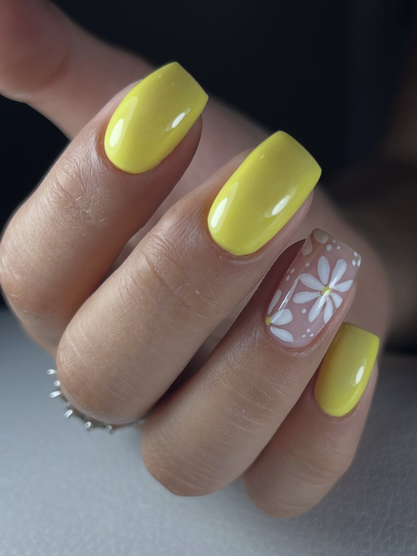 Słoneczny nastrój na Twoich paznokciach!