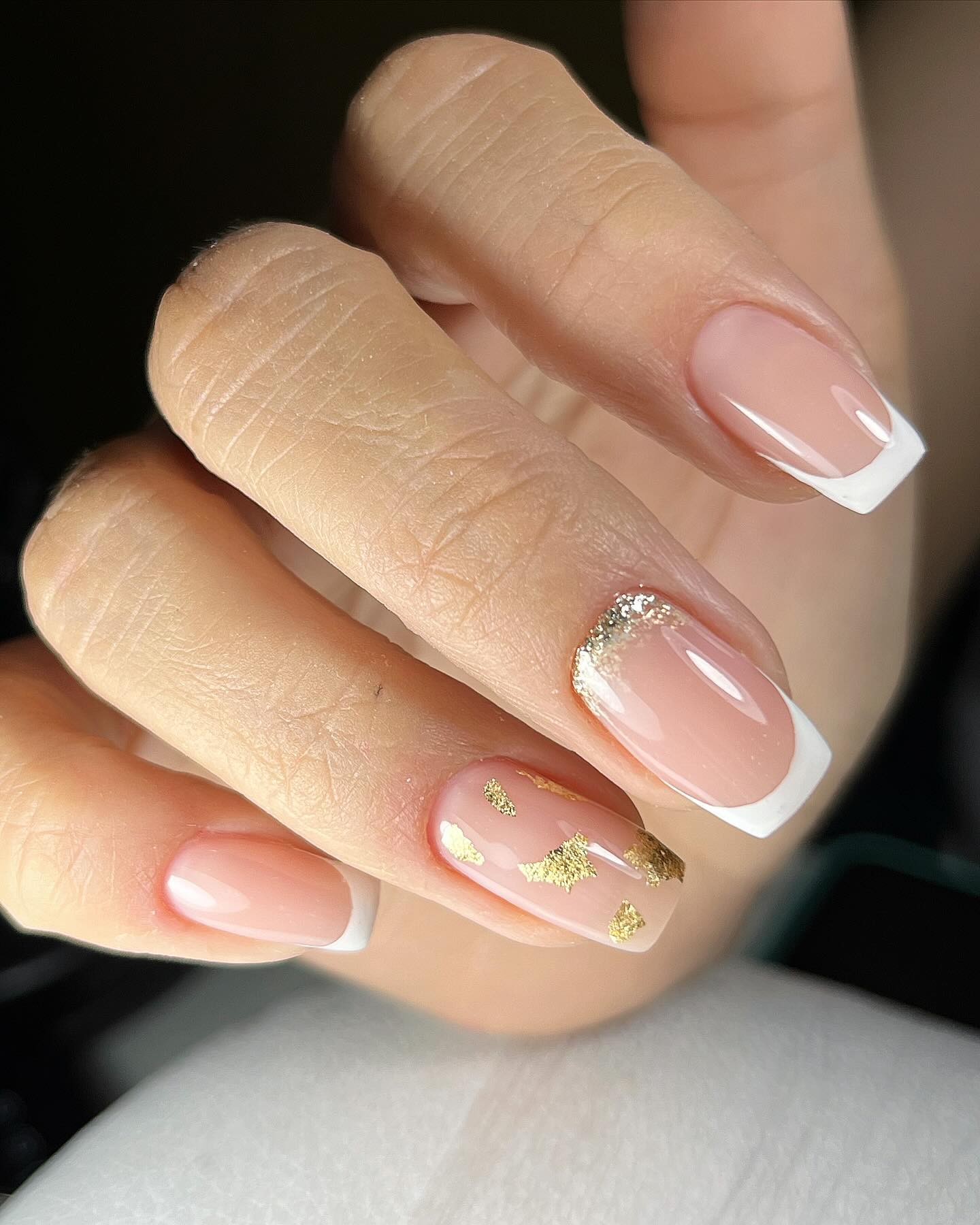 Blask złotej klasyki na paznokciach