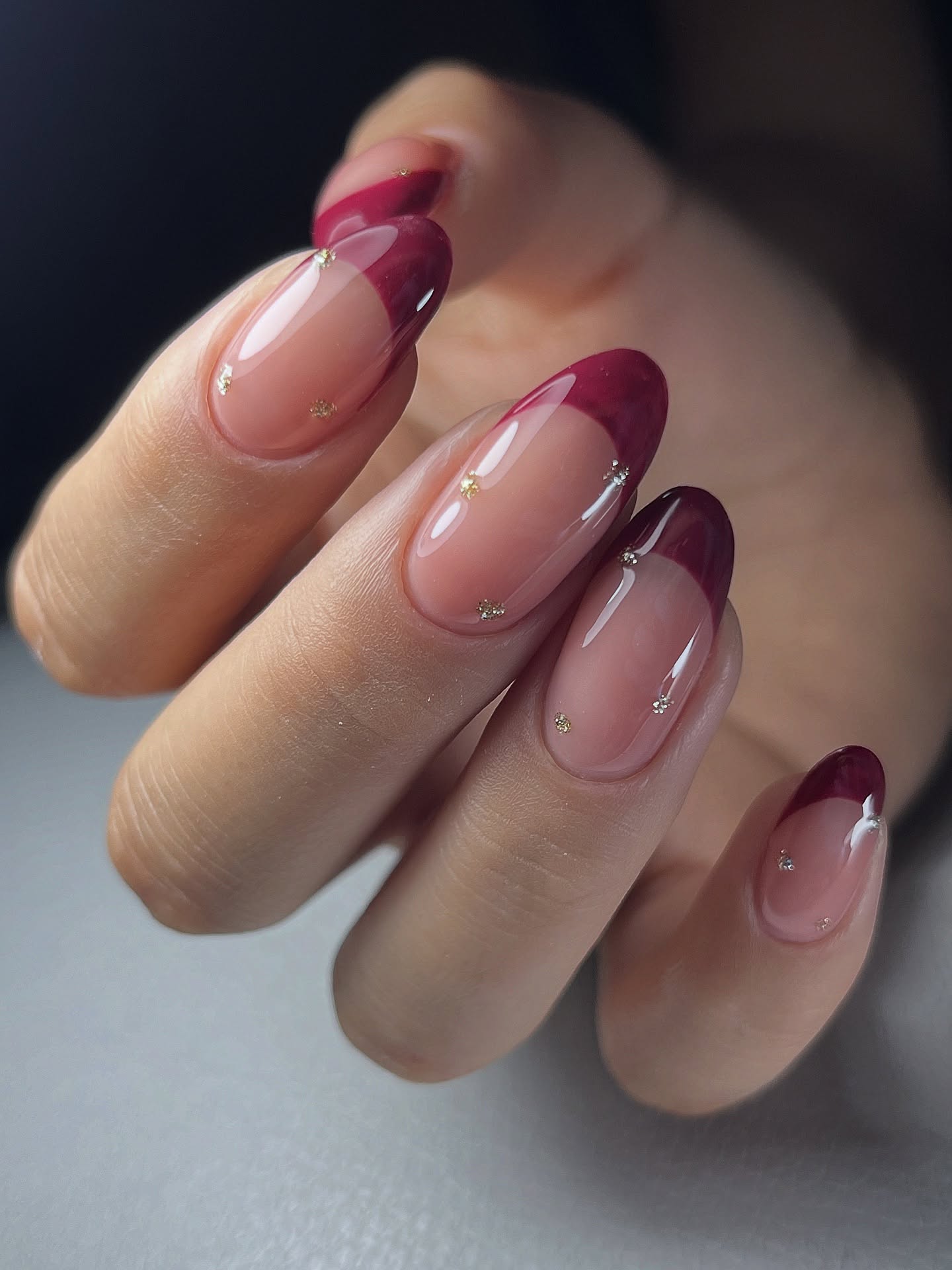 Elegancki manicure francuski z wyrafinowanym akcentem