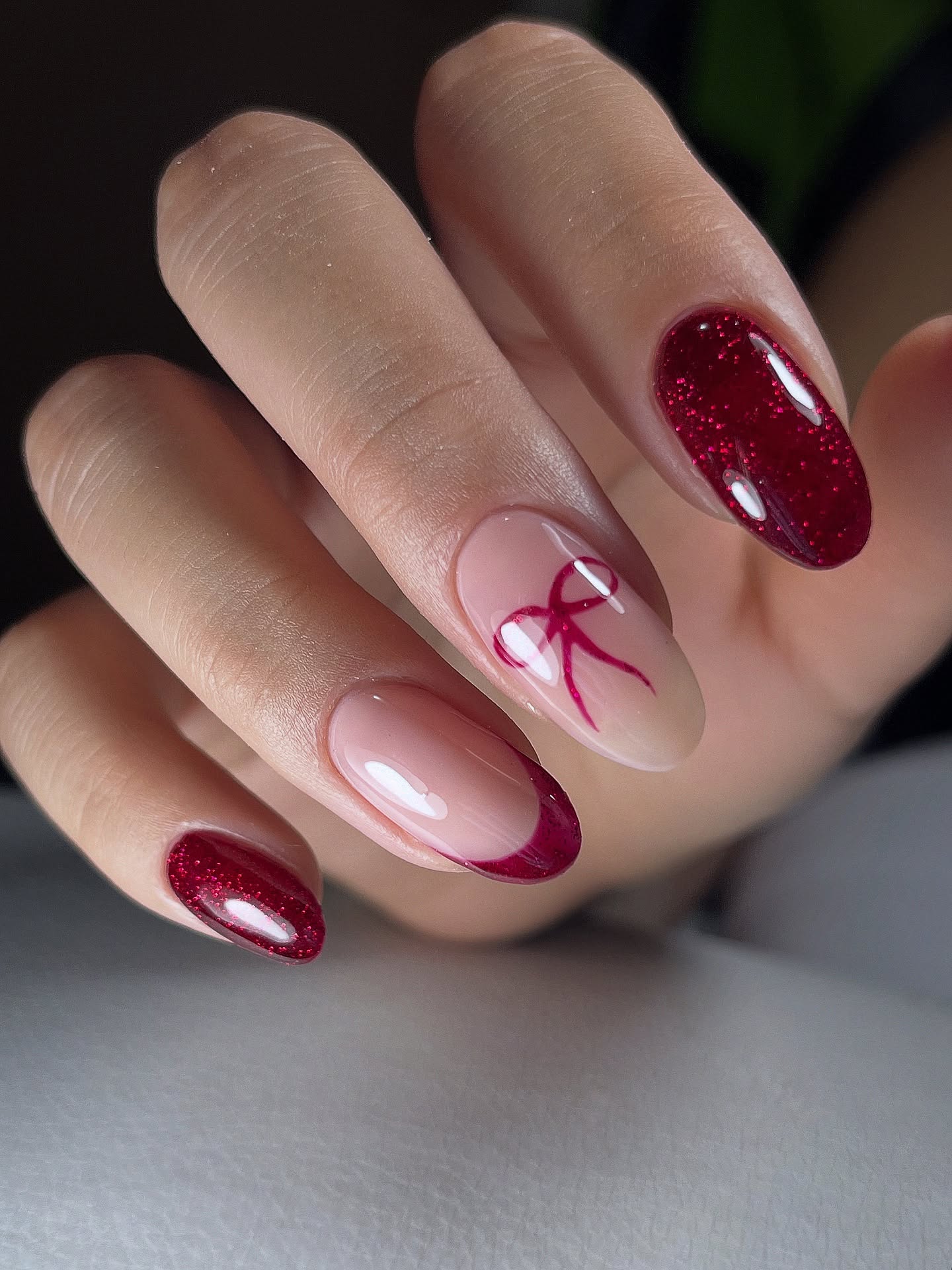 Wyrazisty look: czerwona okazałość na paznokciach