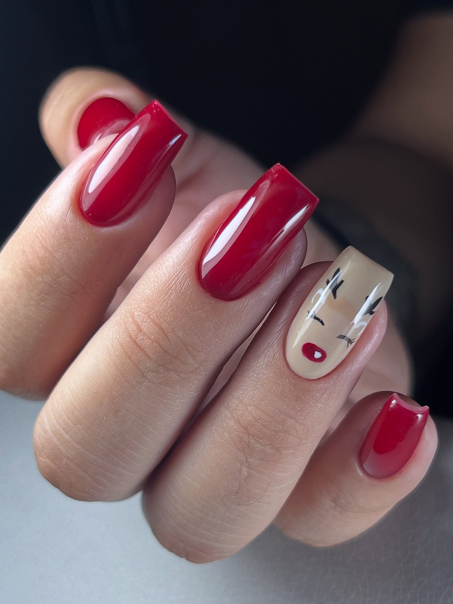 Intensywność czerwieni: manicure z charakterem