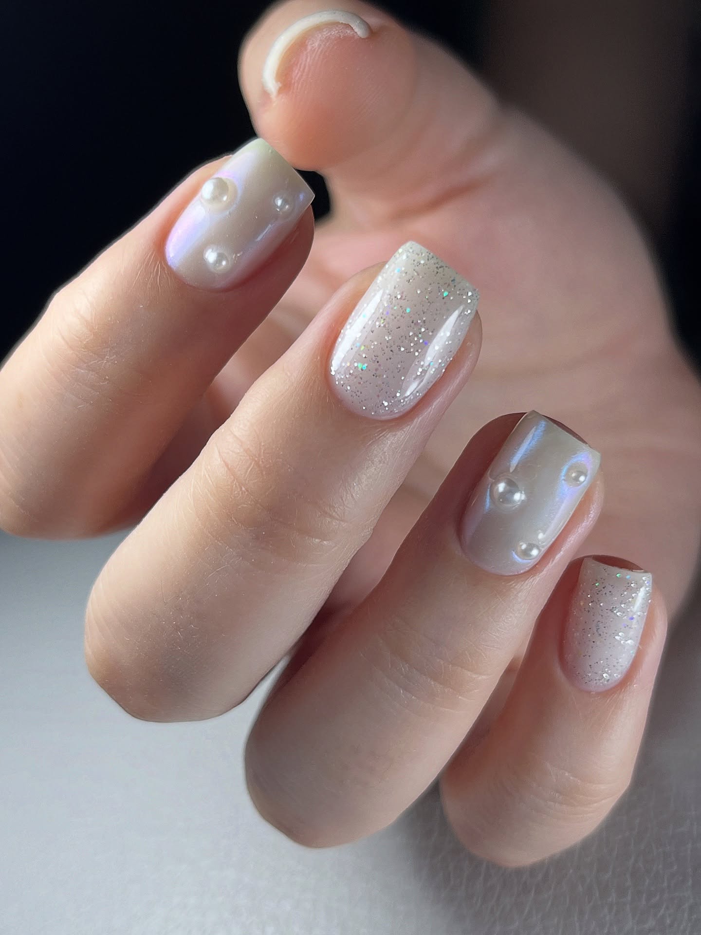 Perły na czubkach palców: luksusowy akcent na co dzień