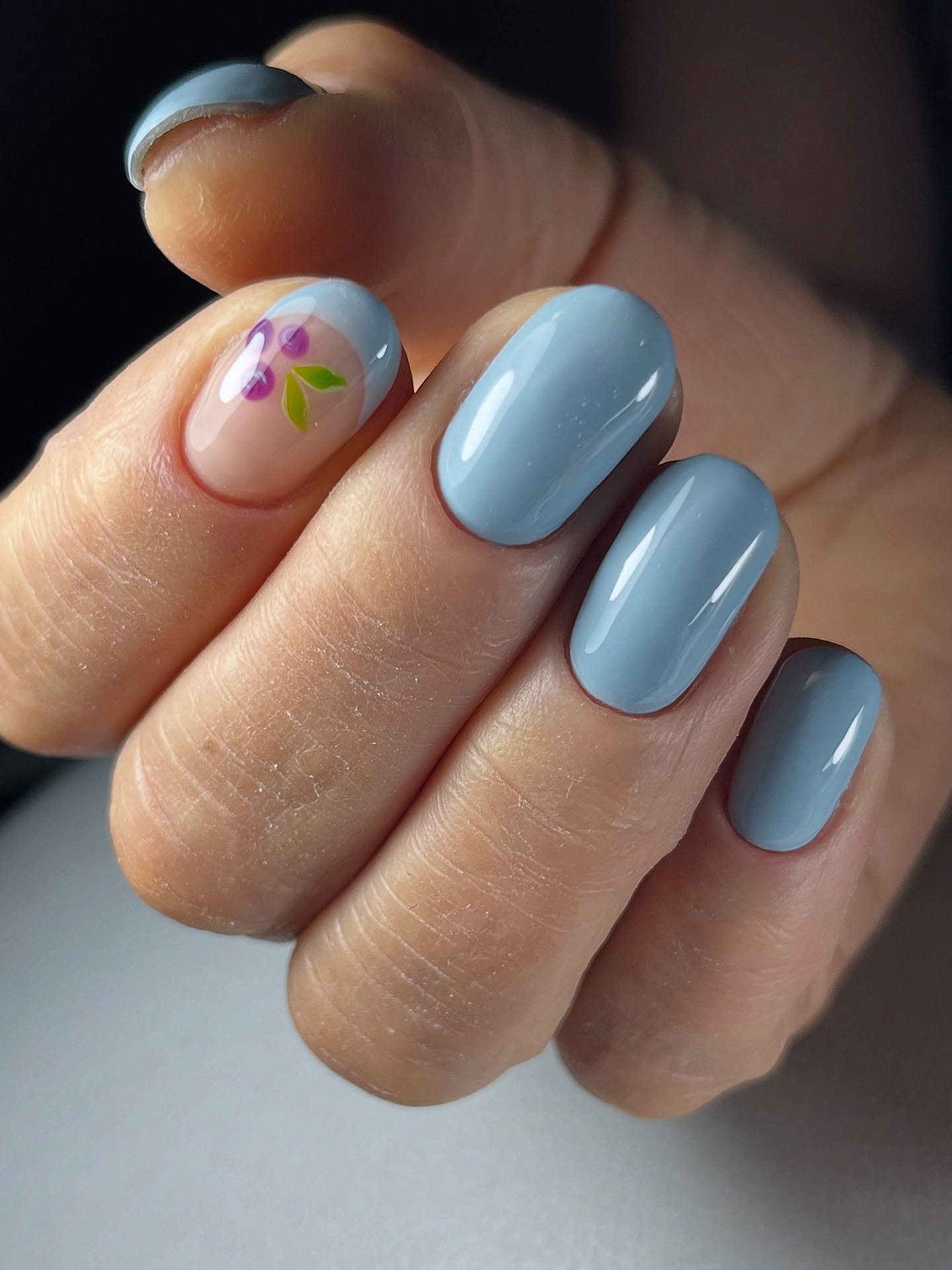 Delikatny błękit z kwiatowym akcentem