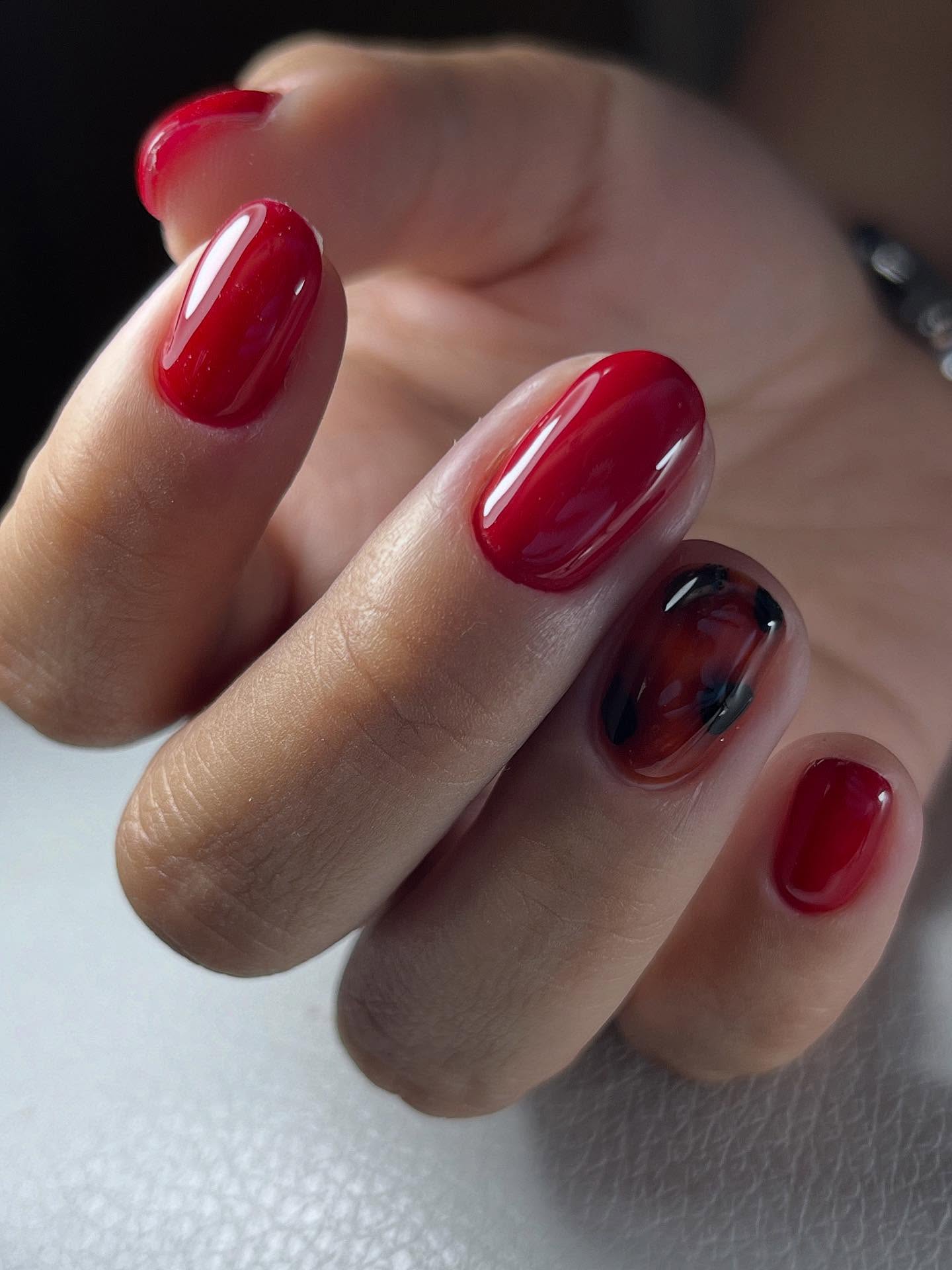 Gorący burlesque-chic czerwonego manicure