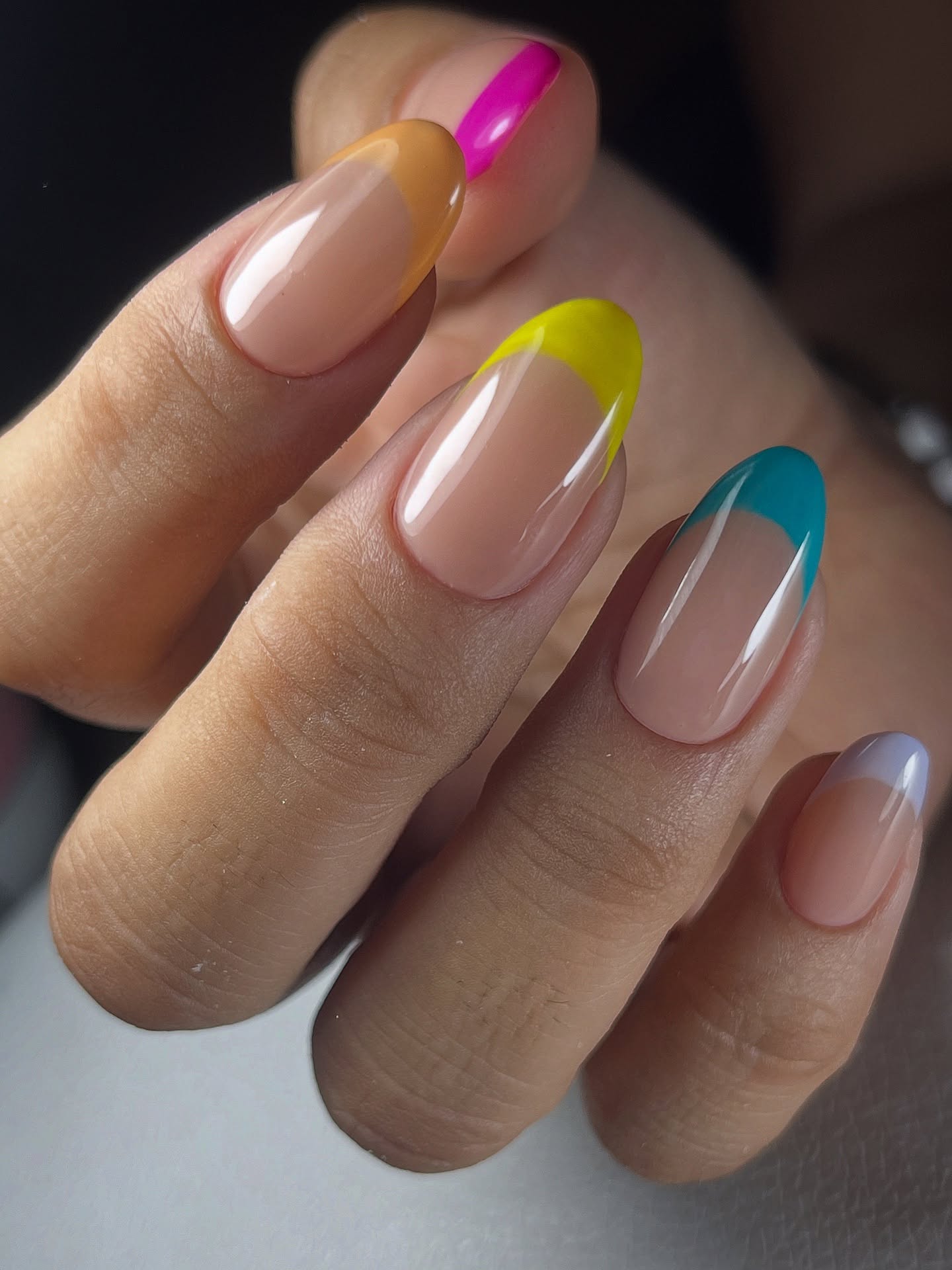 Mocny akcent: kolorowy french w nowej interpretacji