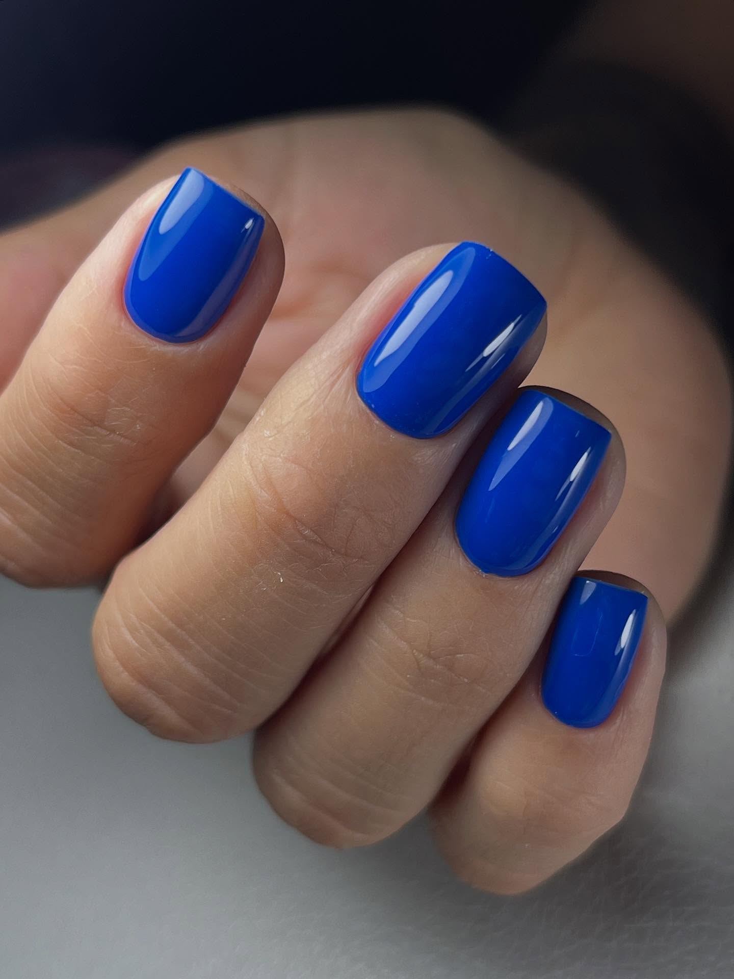 Niebieski ogień na paznokciach: magia koloru