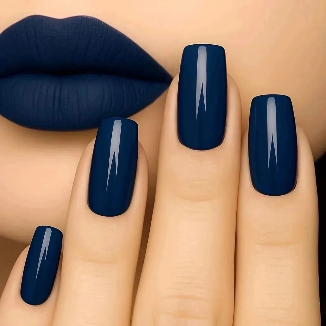 Elegancki ciemnoniebieski manicure – wybór pewnych siebie