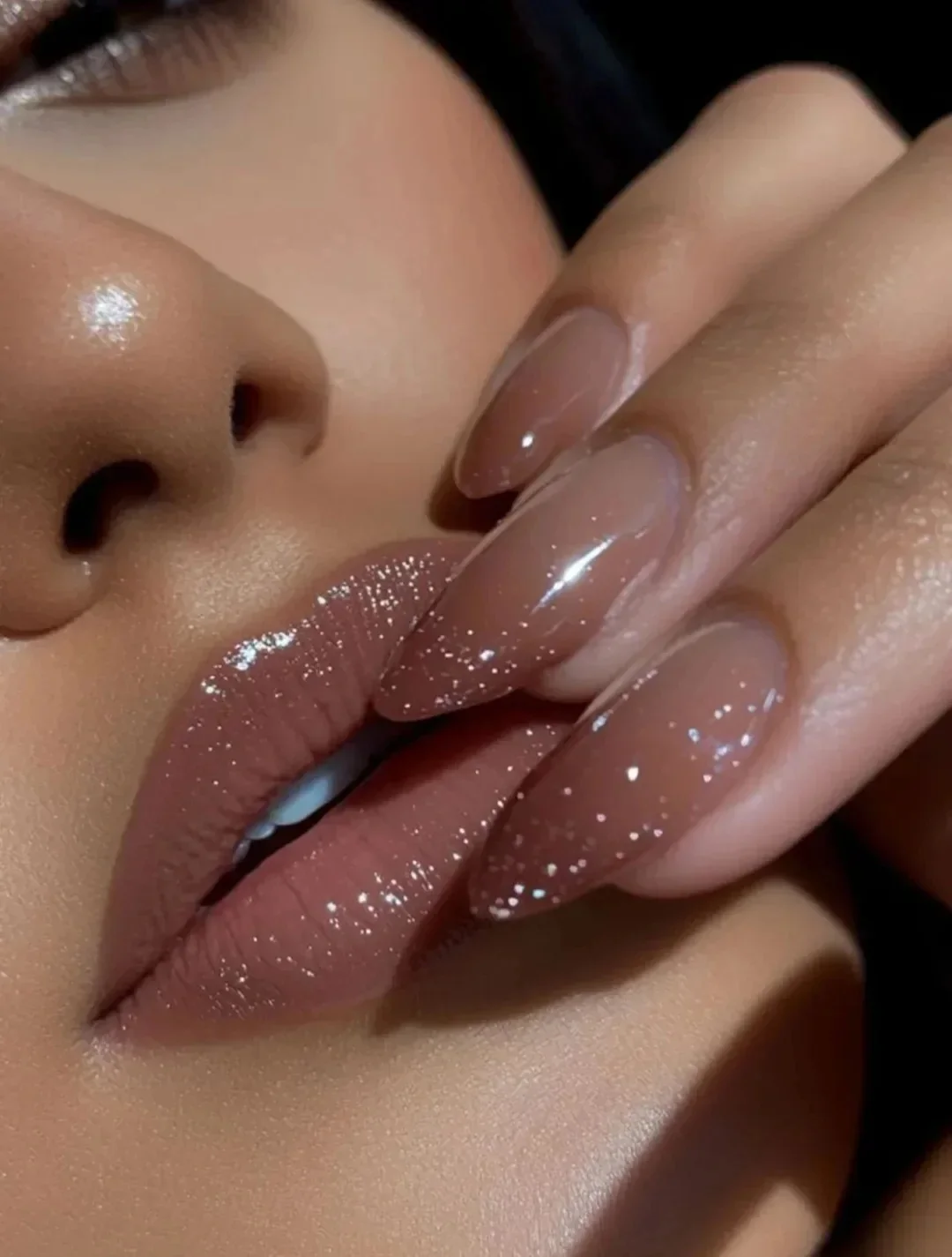 Błyszczący nude: magia naturalności na Twoich dłoniach