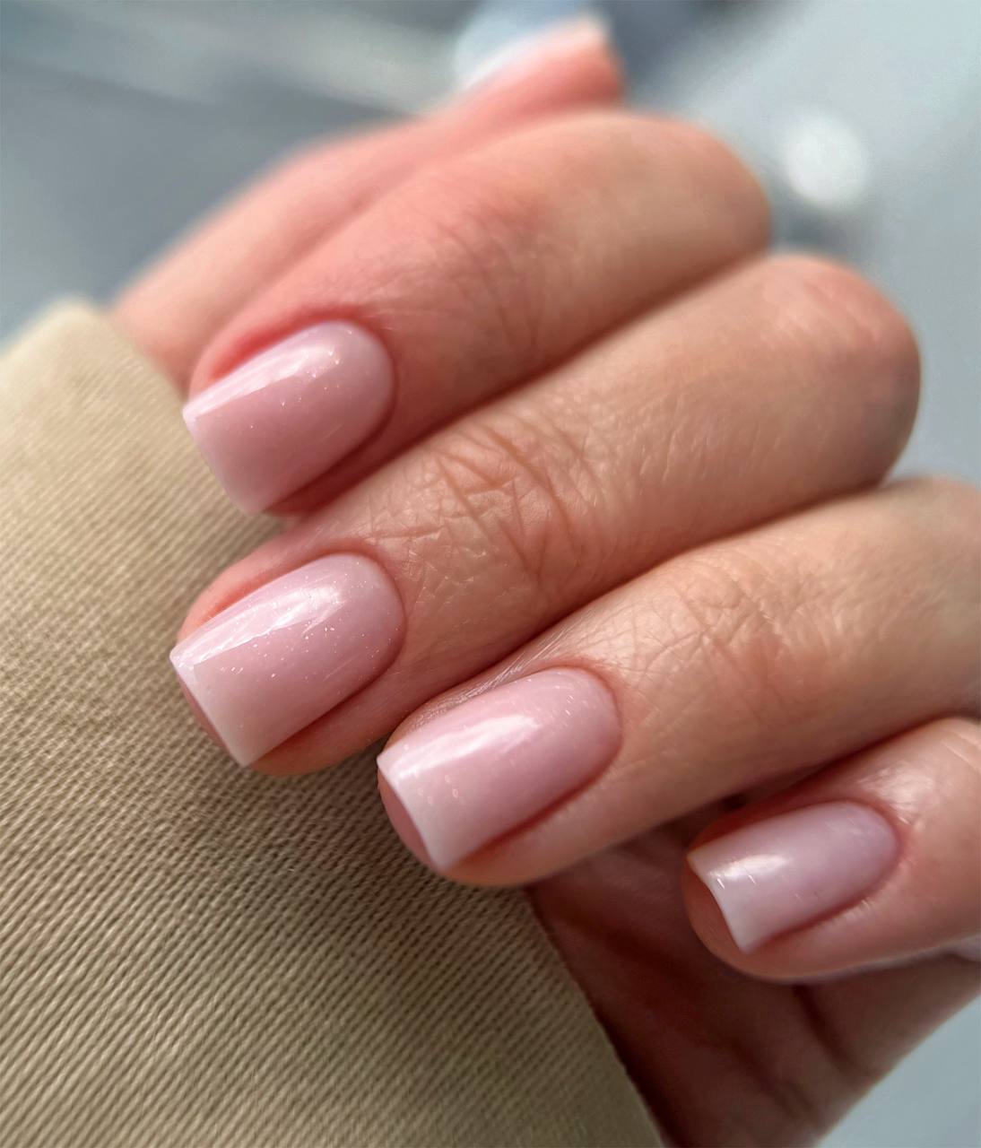Krótki squoval mleczny róż shimmer Gelish