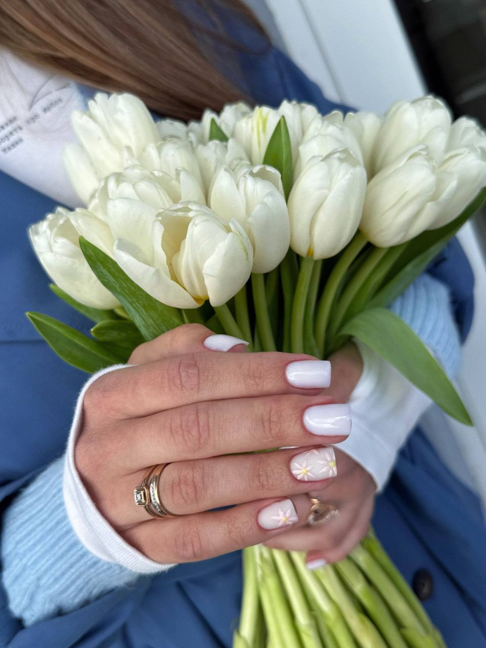Manicure mleczna biel mini stokrotki Gelish