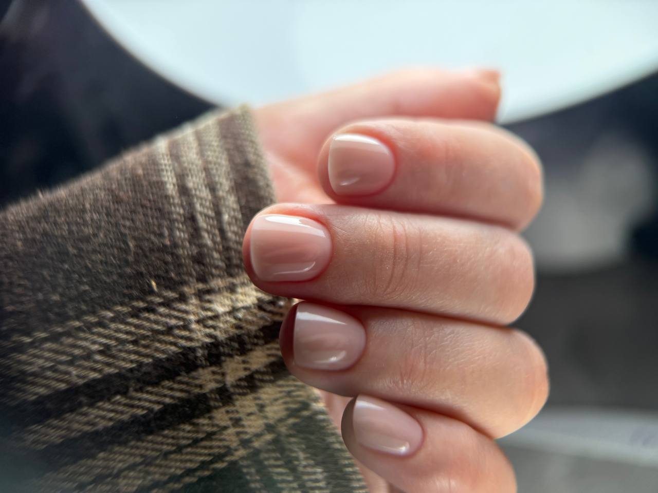 Bardzo krótki nude squoval Gelish