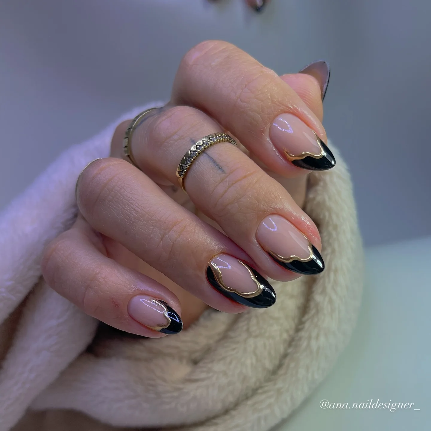 Czarne złoto: ekstrawagancja na końcówkach palców