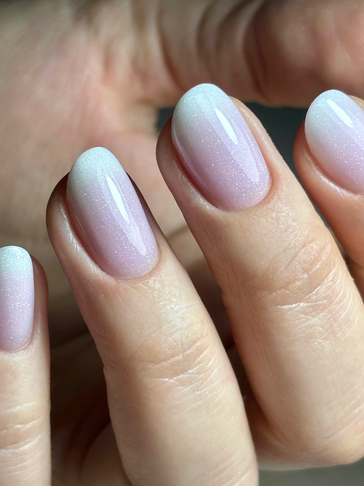 Pudrowa delikatność: styl na końcówkach palców