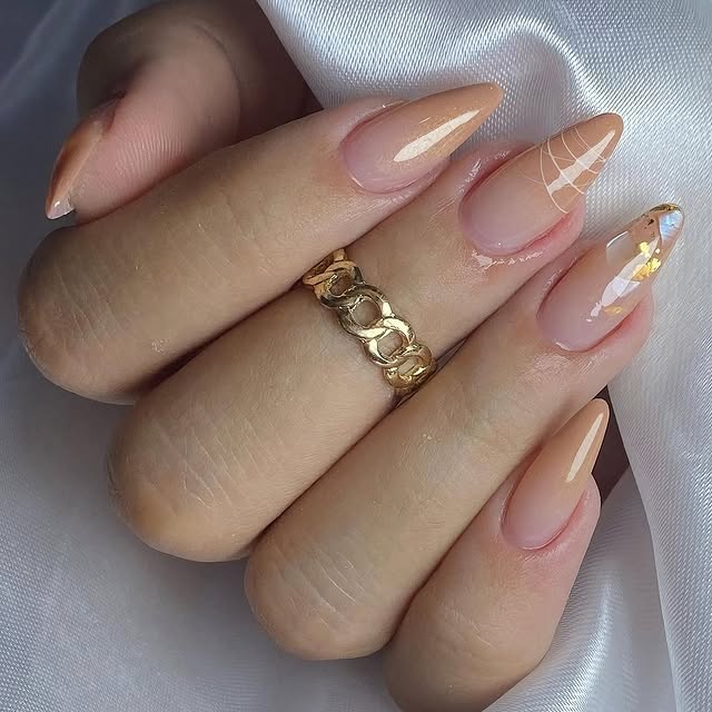 Złota finezja: niezwykły manicure na wyjątkowe chwile!