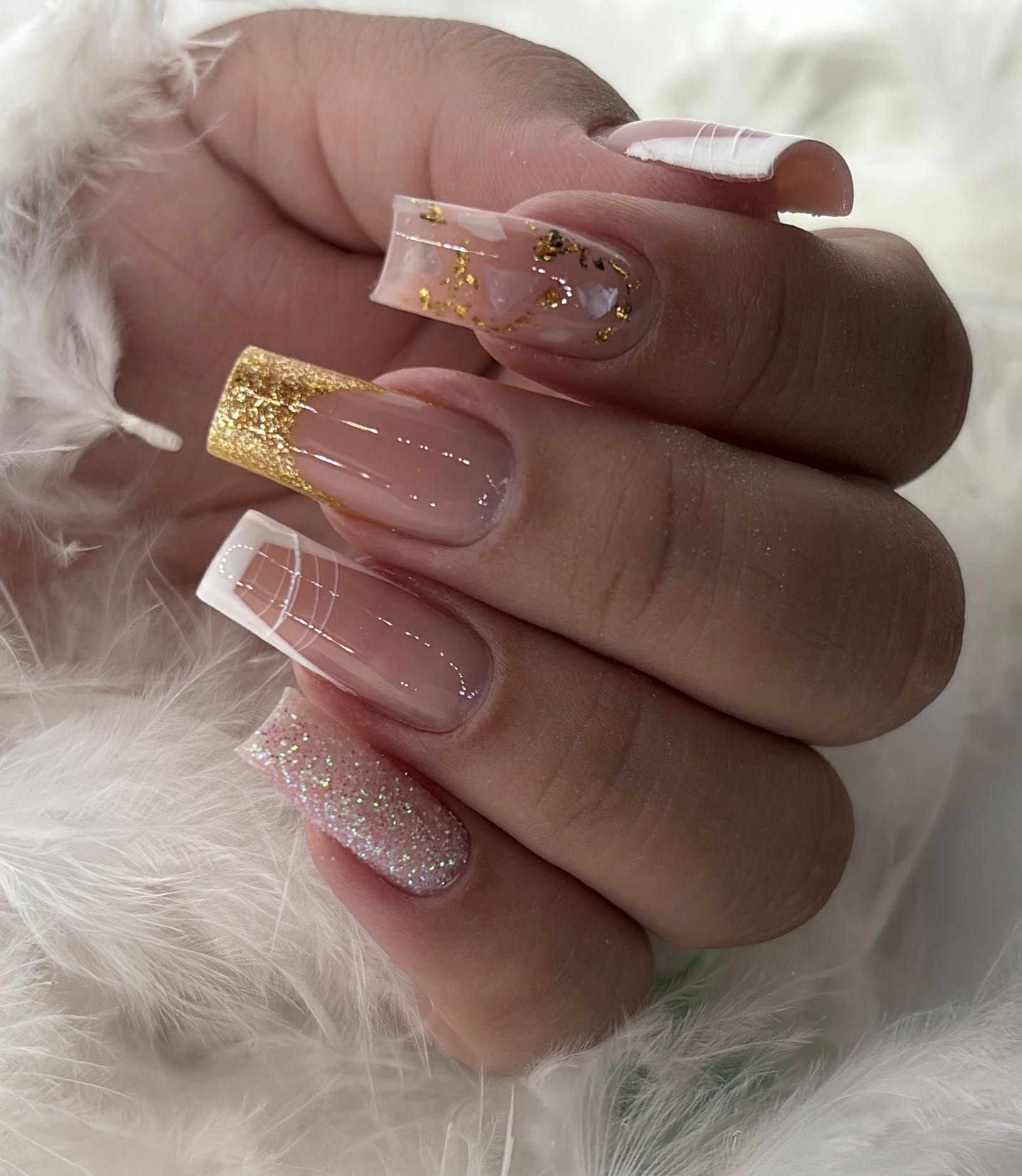 Złoty blask i delikatne linie.