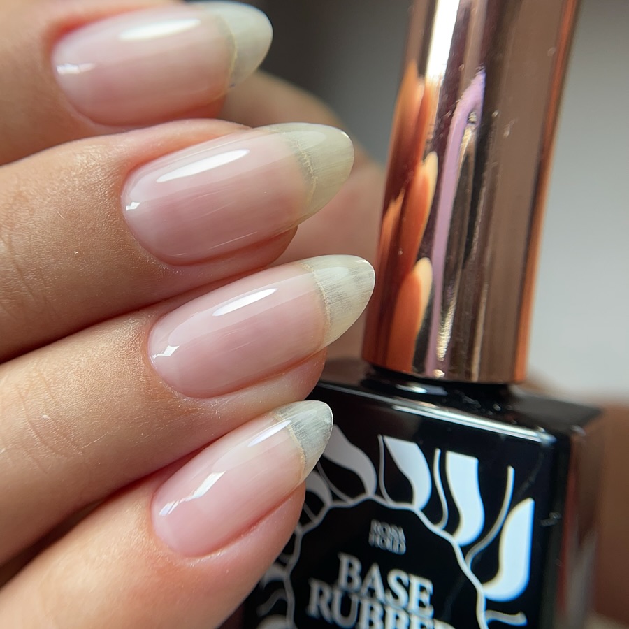 Naturalny urok: manicure, który zachwyca delikatnością