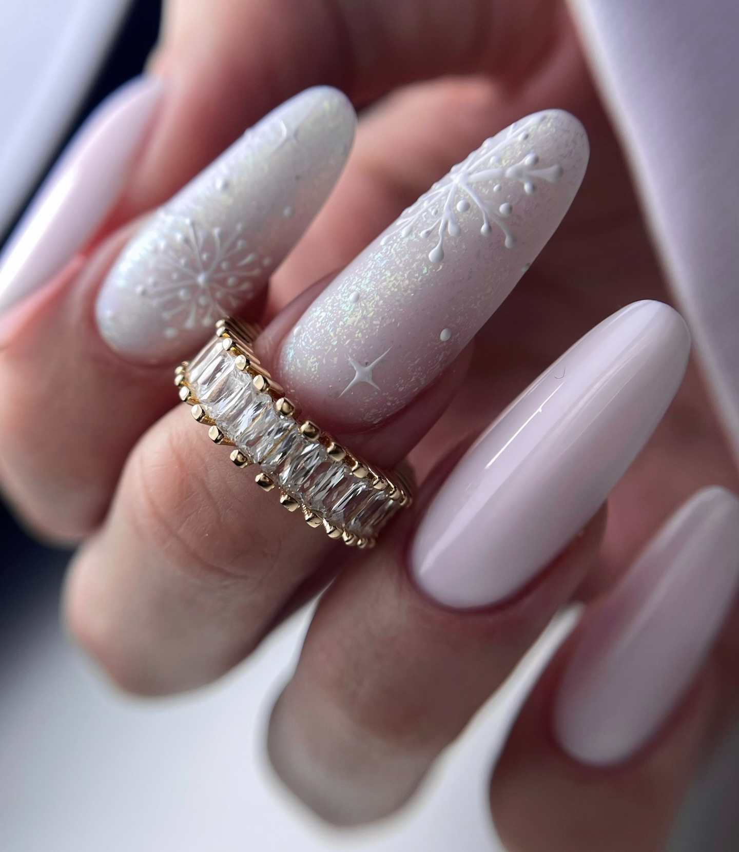 Biała zimowa bajka na końcówkach palców