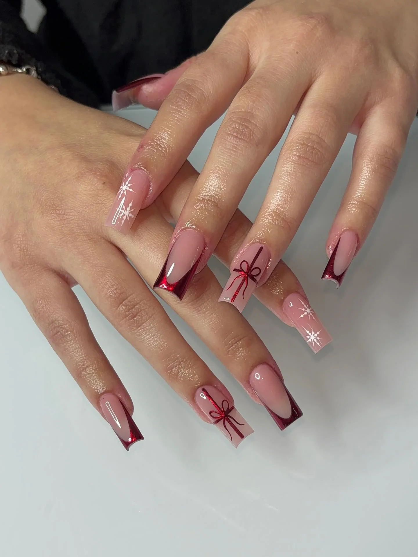 Świąteczny manicure: czerwony akcent w klasycznym frenchu