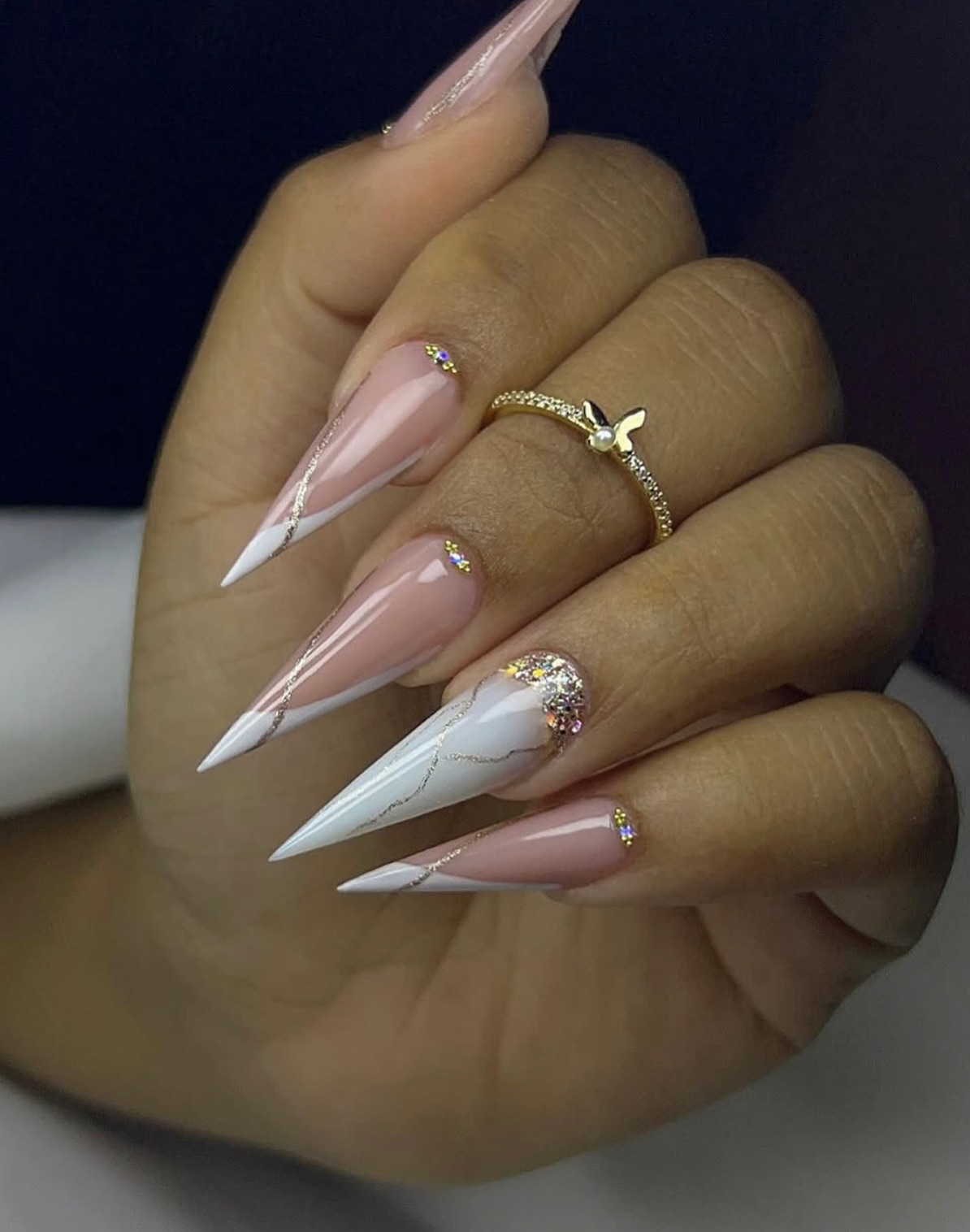 Tajemniczy szept wschodniego wiatru na końcówkach palców