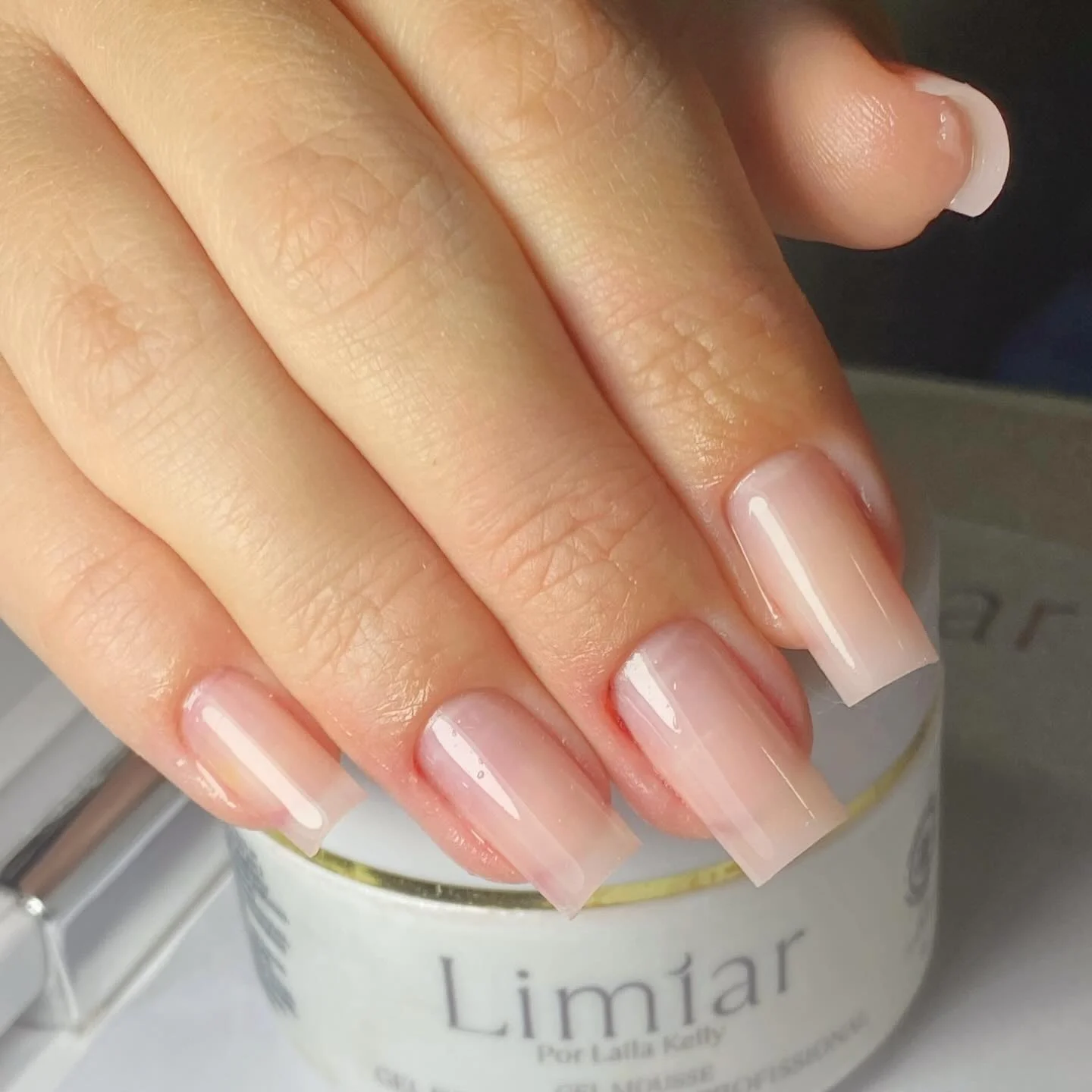 Elegancki minimalizm na końcówkach palców