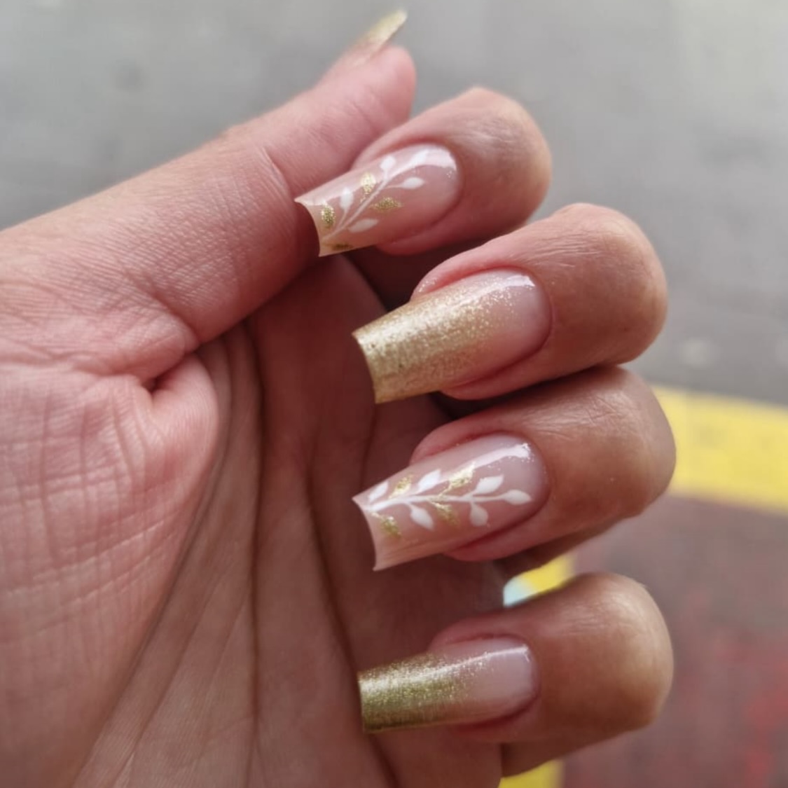 Złoty nastrój: luksusowy manicure dla prawdziwych królowych