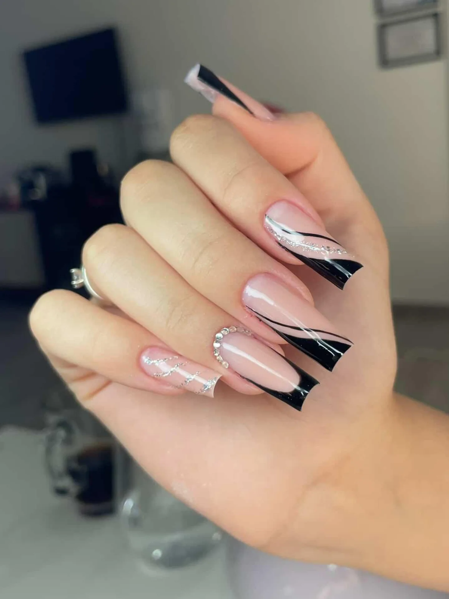 Czarno-biała elegancja: styl zatrzymany w czasie