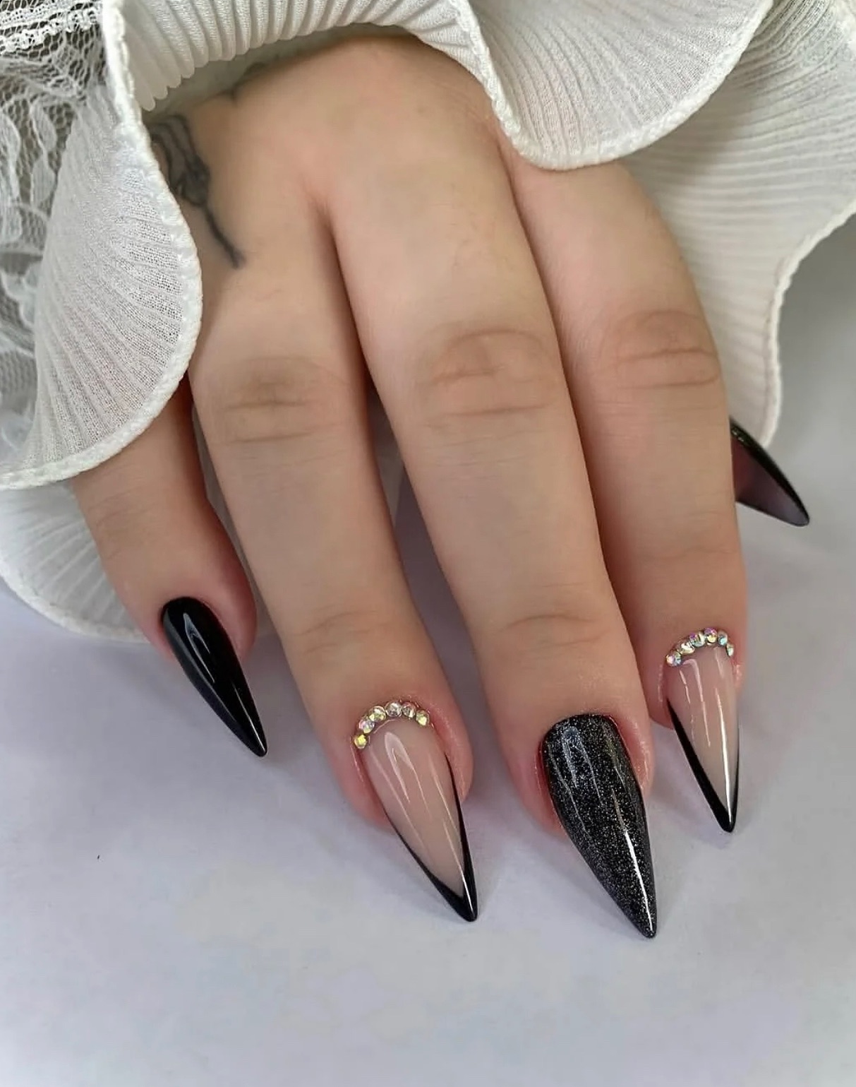 Dynamiczne akcenty w czarnym stylu