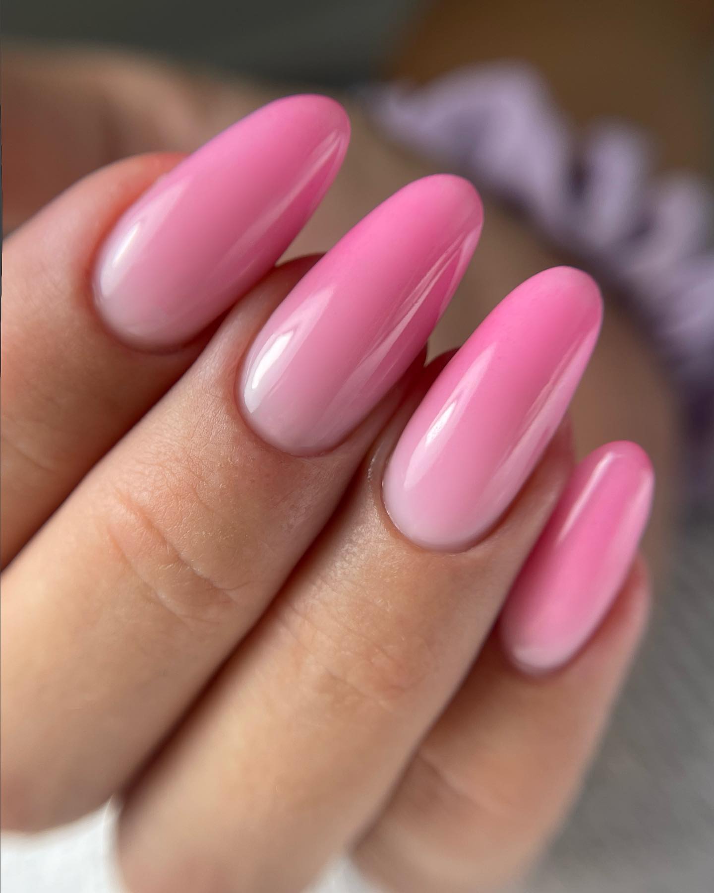 Brzoskwiniowa delikatność na końcówkach palców