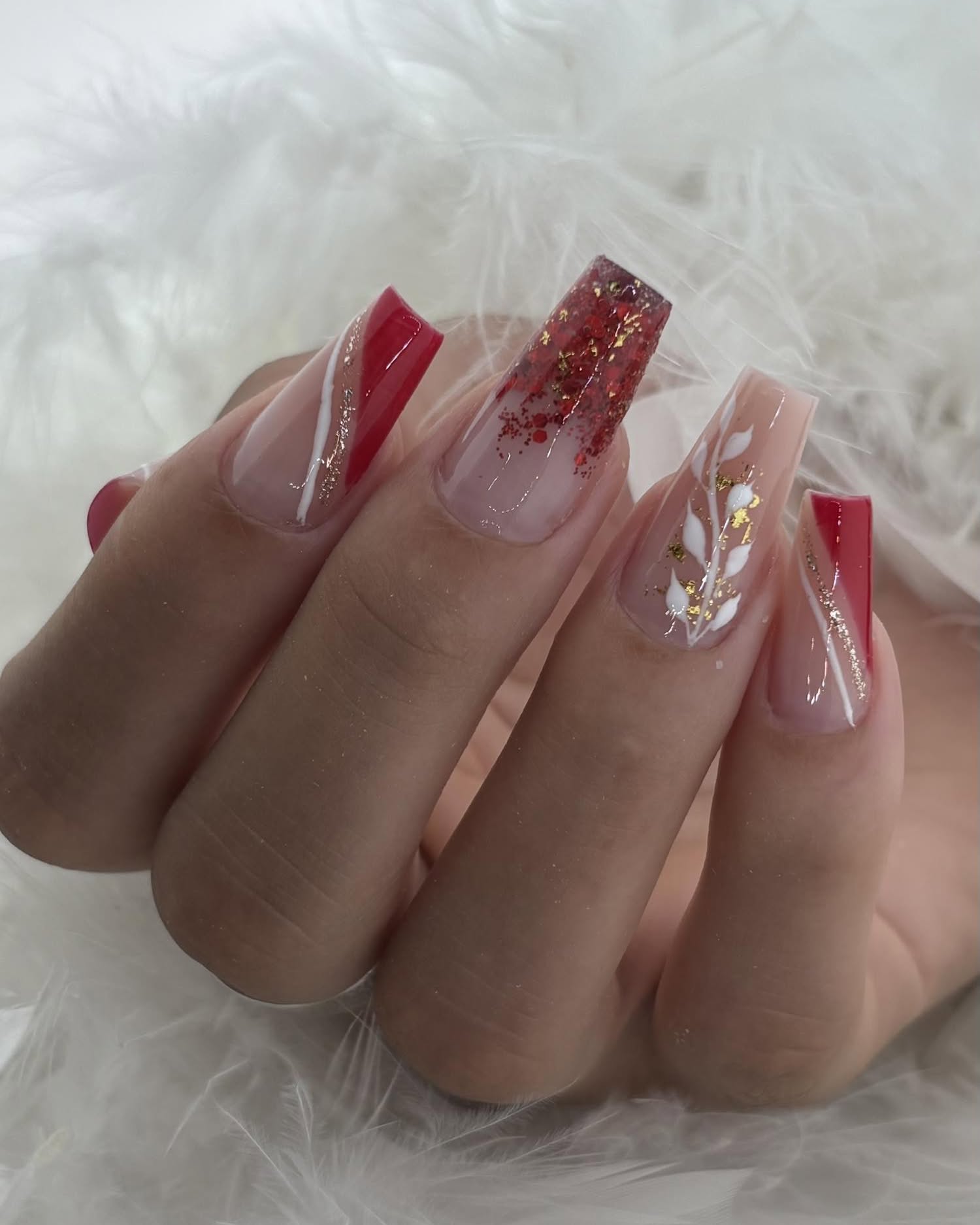 Czerwona magia na końcówkach palców