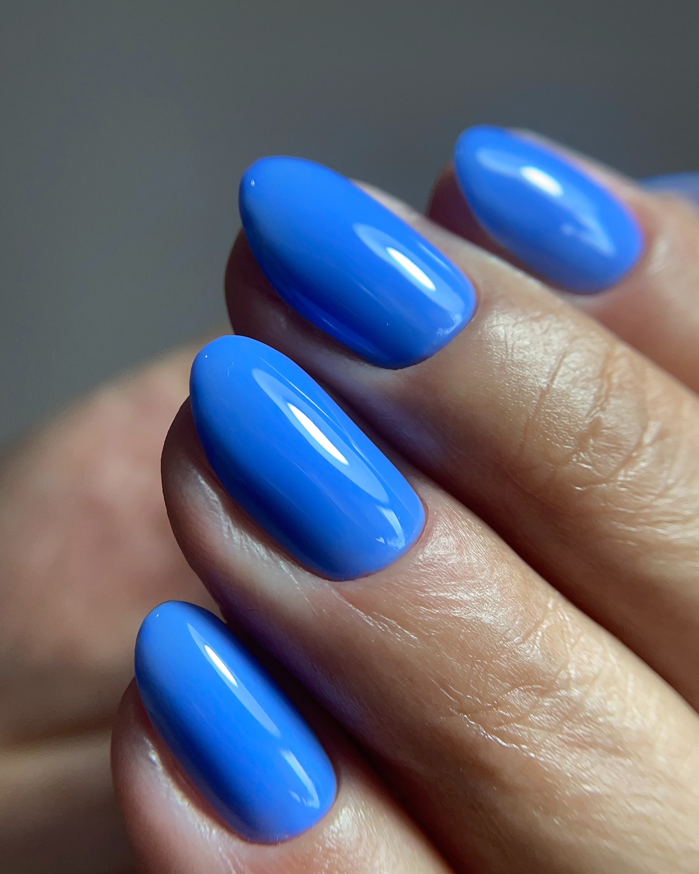 Jasny świat piękna: błękitny manicure