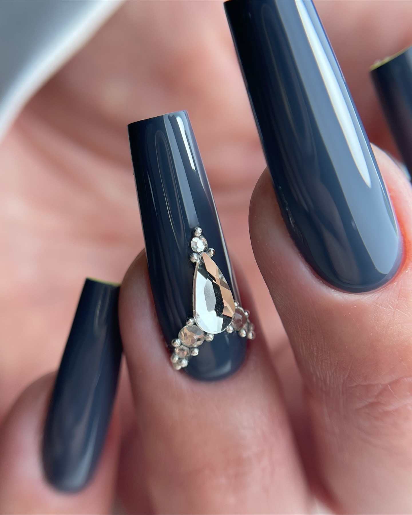 Ciemny luksus na końcówkach palców