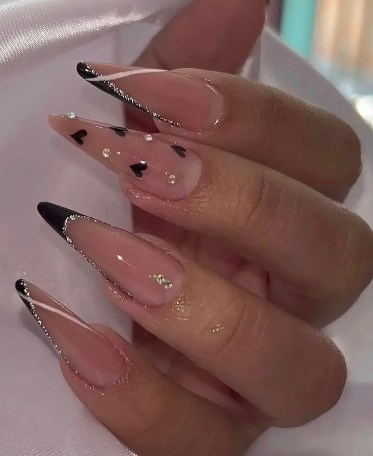 Czarne krople i błyszczące akcenty: urok w detalach