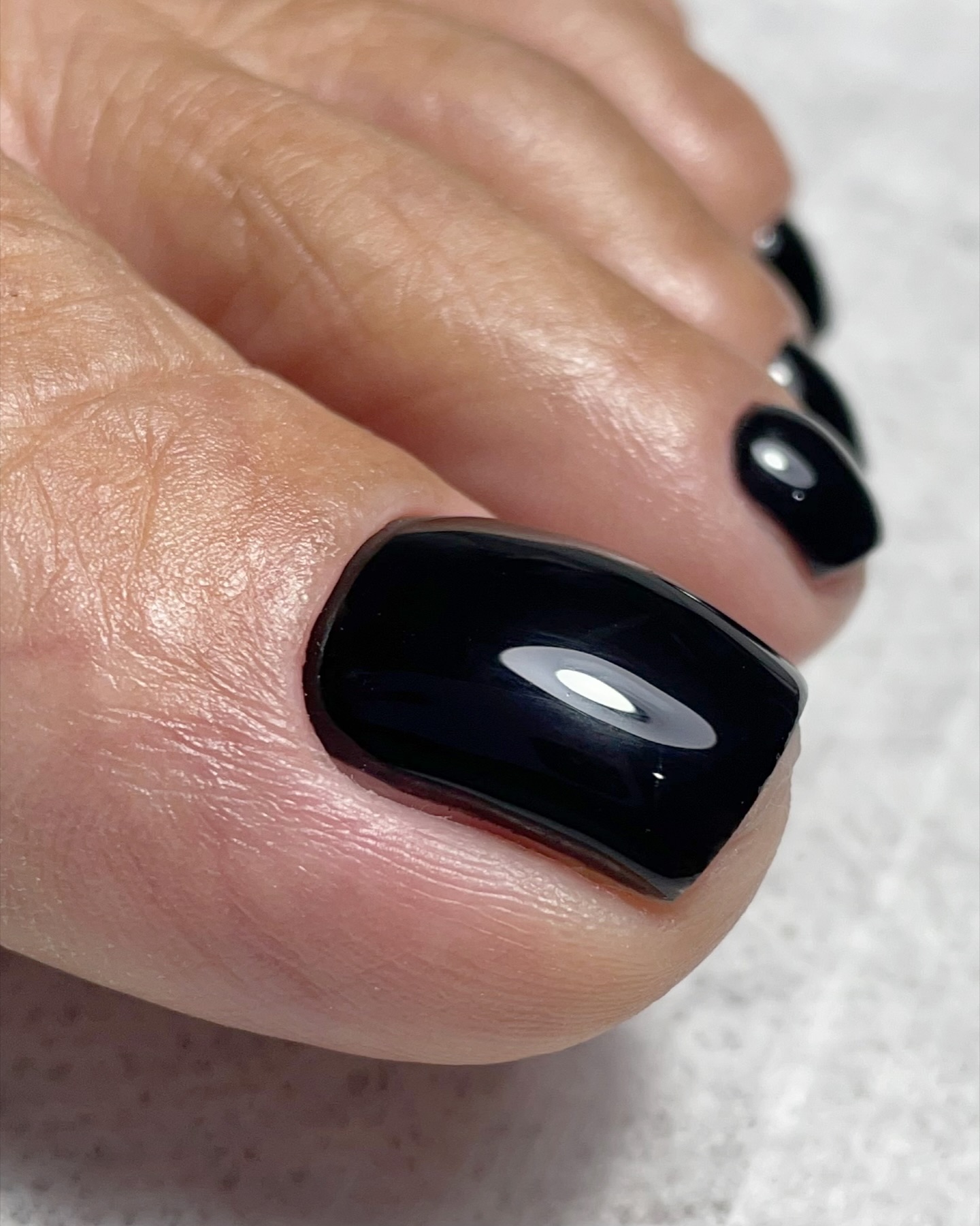 Czarny szyk w każdym pociągnięciu