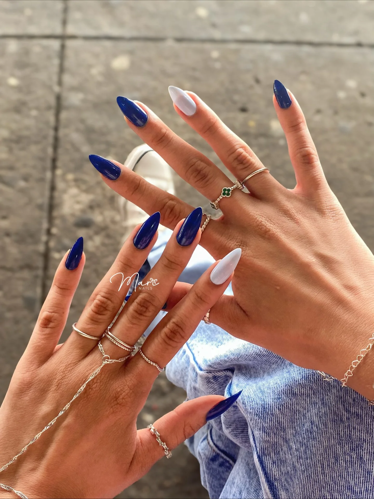 Tajemniczy niebiesko-biały manicure