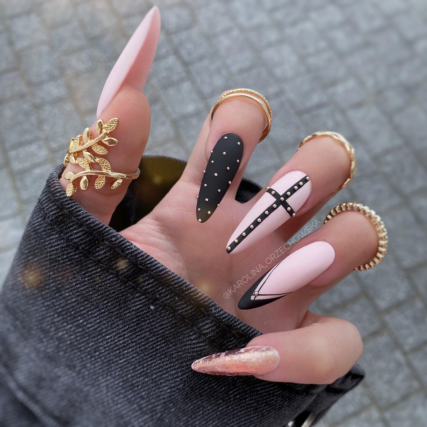 Czarno-różowa magia na końcówkach palców