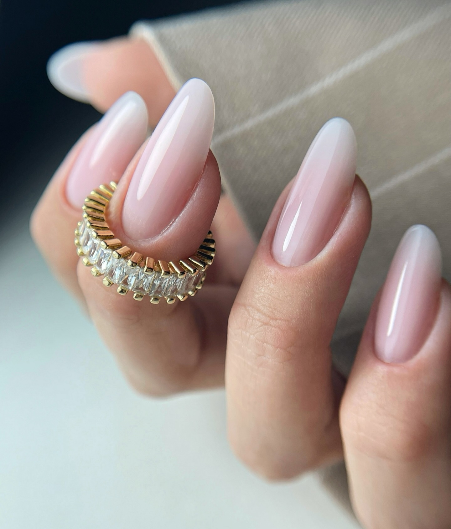 Perłowa delikatność na końcówkach palców