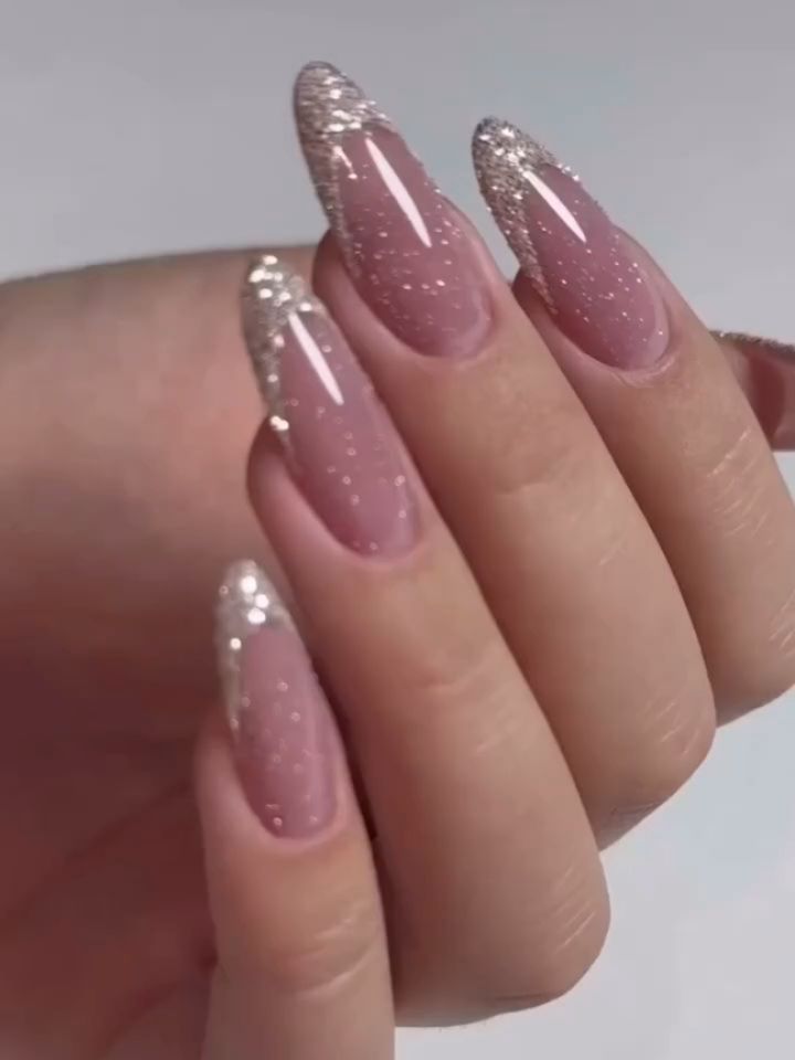 Lśniąca delikatność: manicure, który uwodzi