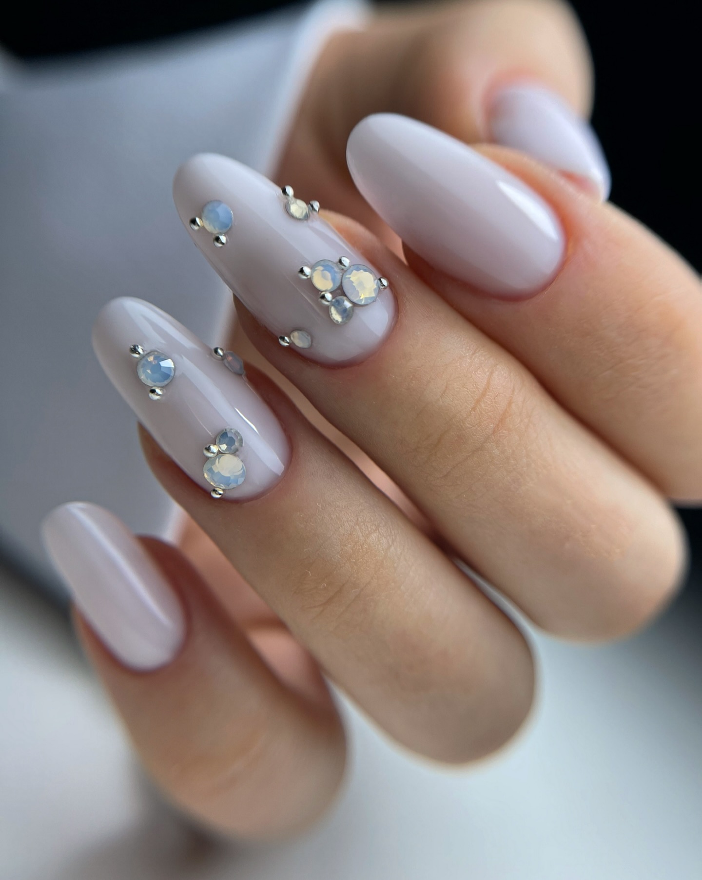 Blask delikatności: manicure, który zachwyca