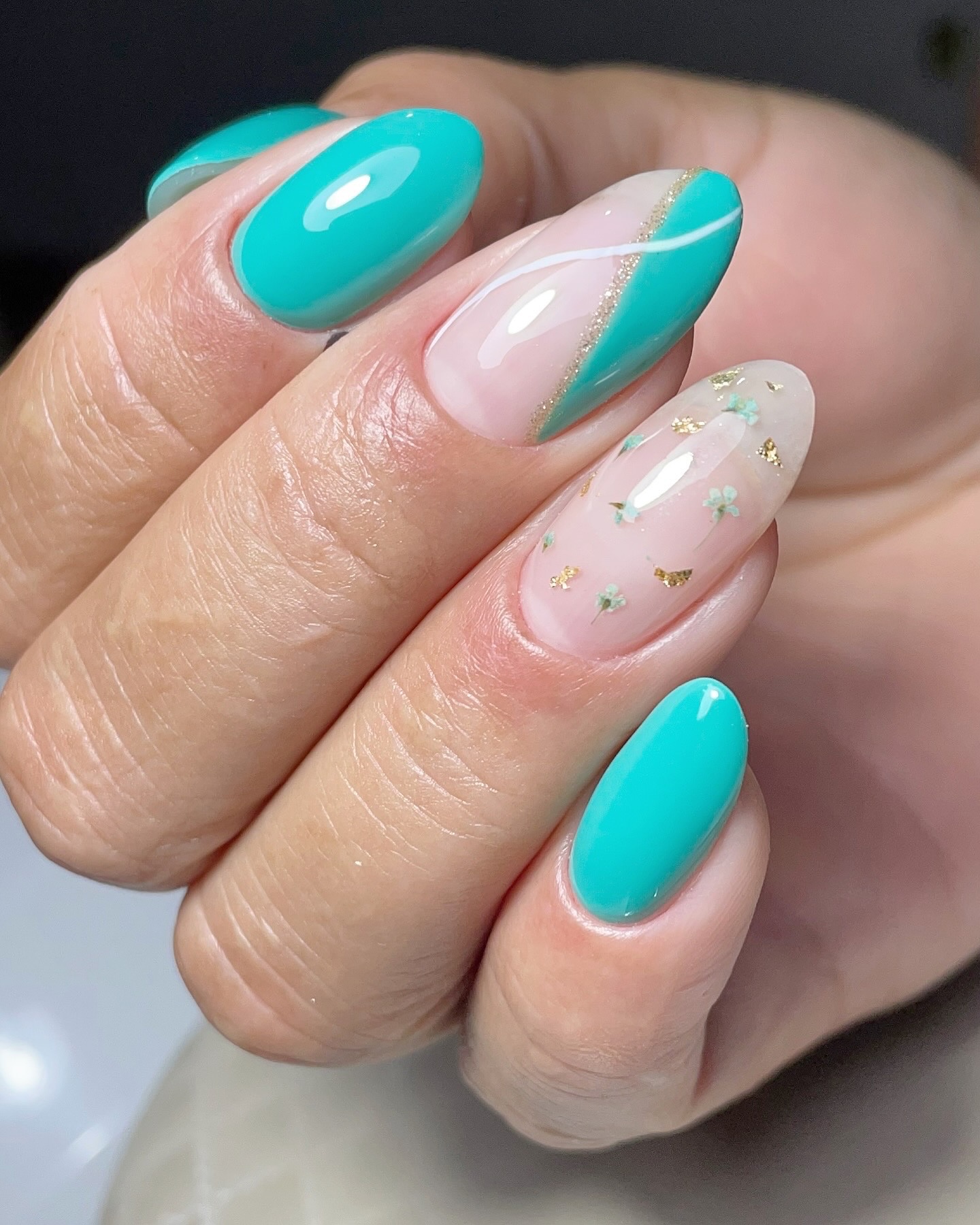Intensywny akwamaryn i delikatne akcenty — manicure, który zachwyca