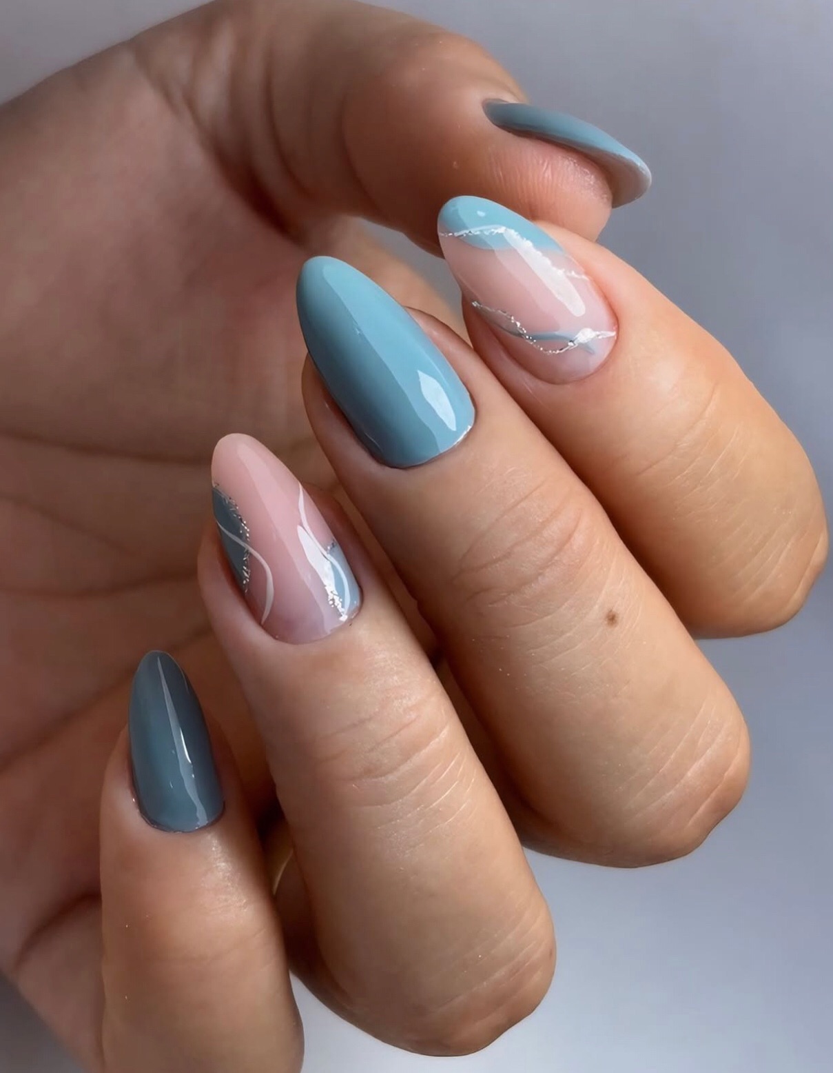 Kolorowy minimalizm w manicure