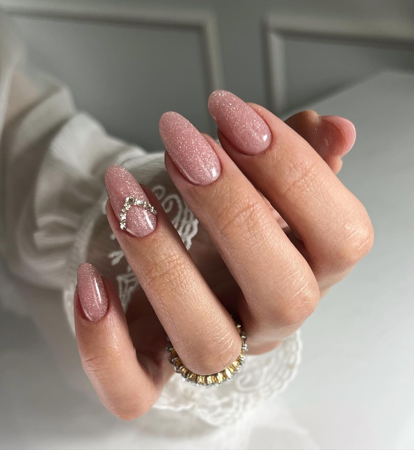 Glamurowa delikatność na końcówkach palców