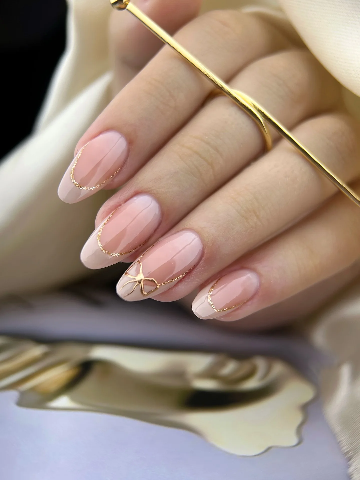 Wyrafinowane złoto na końcówkach palców