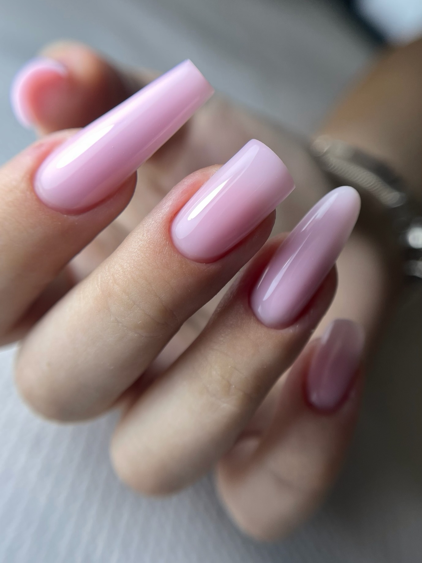 Pudrowa delikatność w elegancji formy