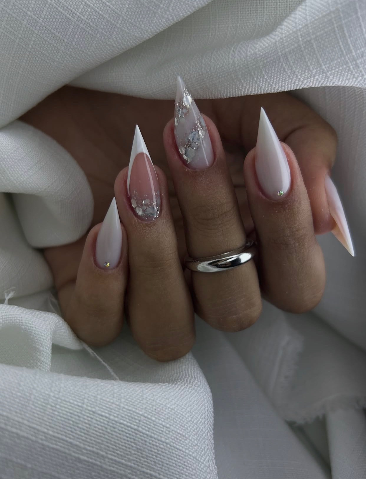 Błyszczący szyk: manicure, który zachwyca