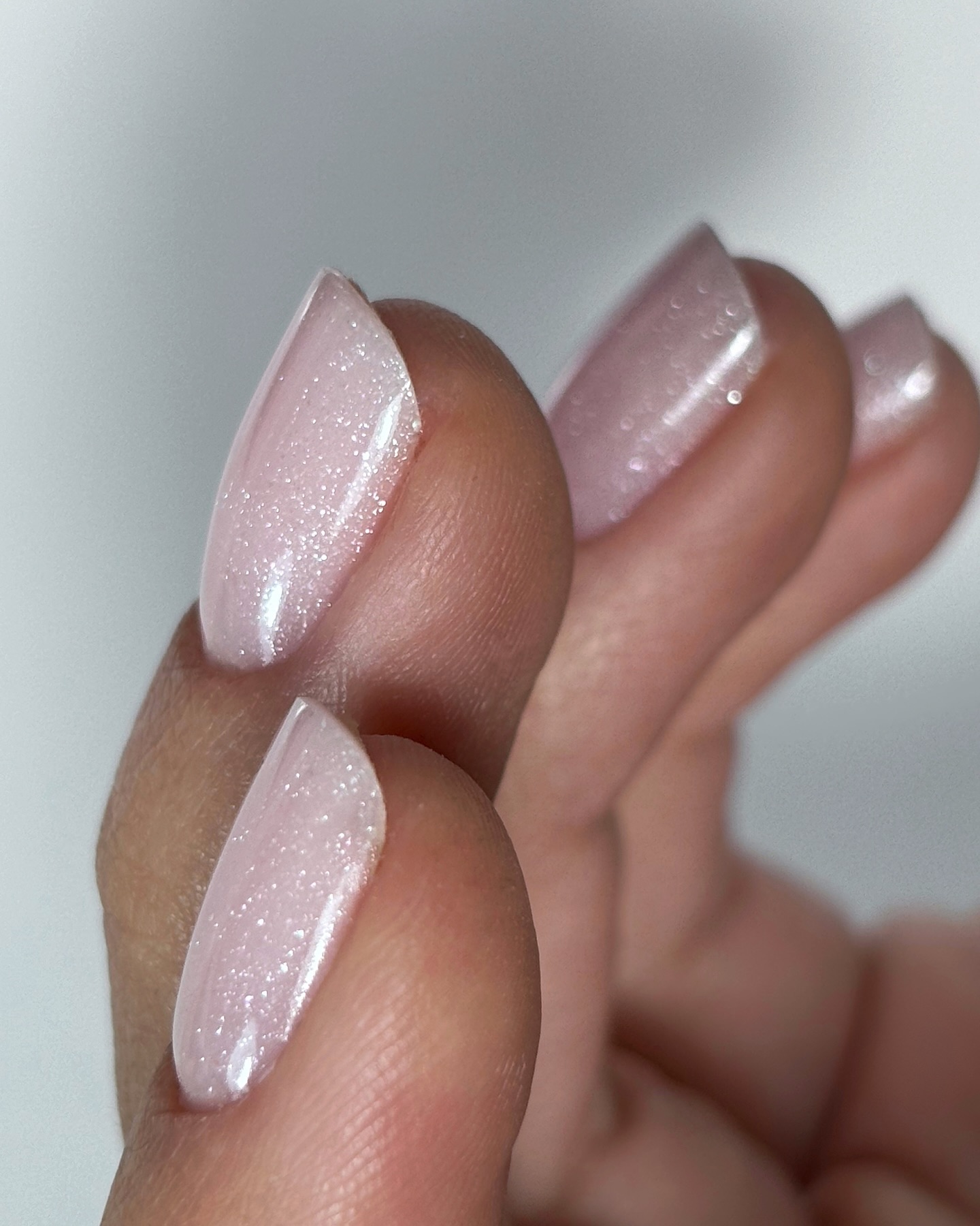 „Lśniący minimalizm dla delikatnych nastrojów”