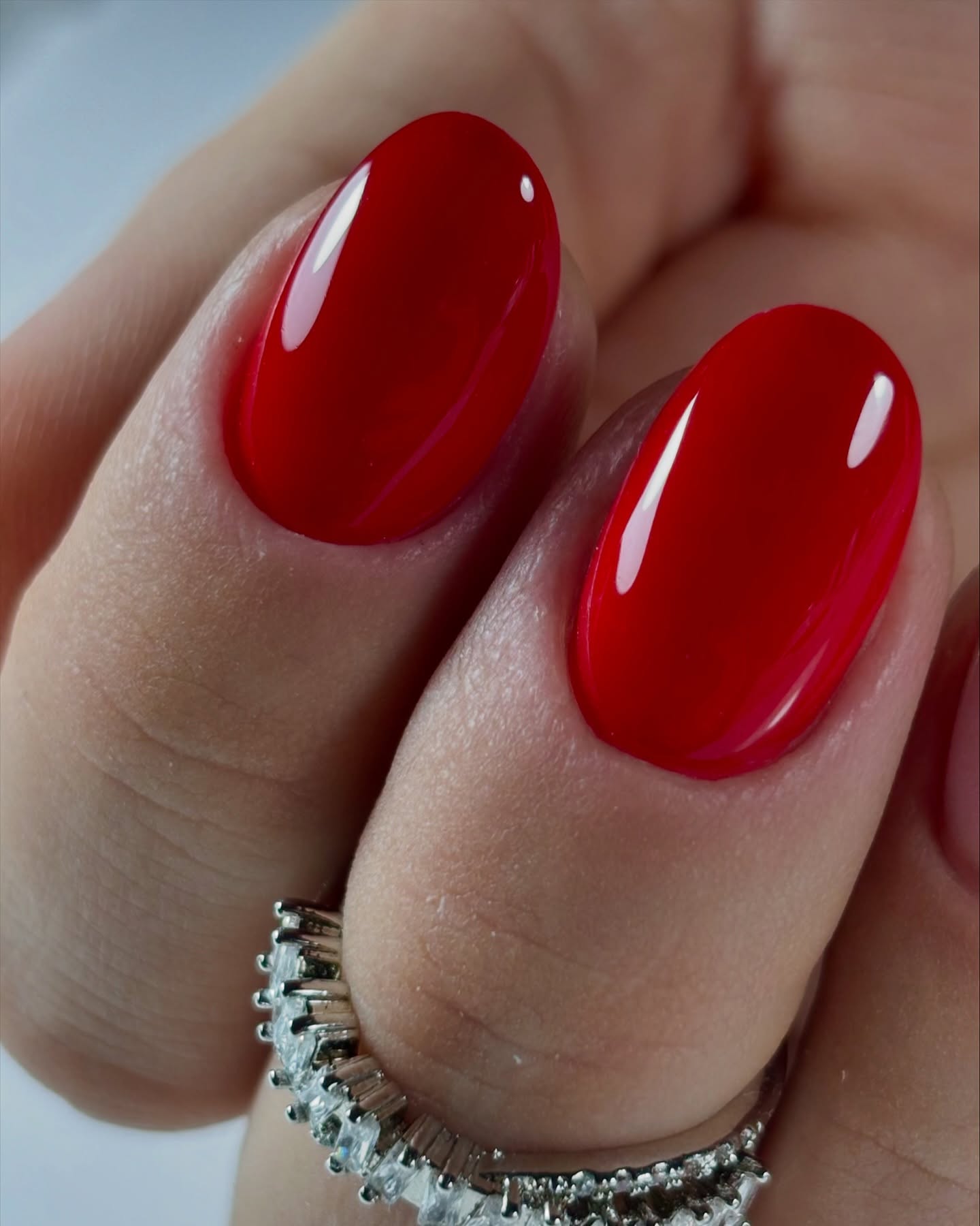 Czerwona magia na końcówkach palców