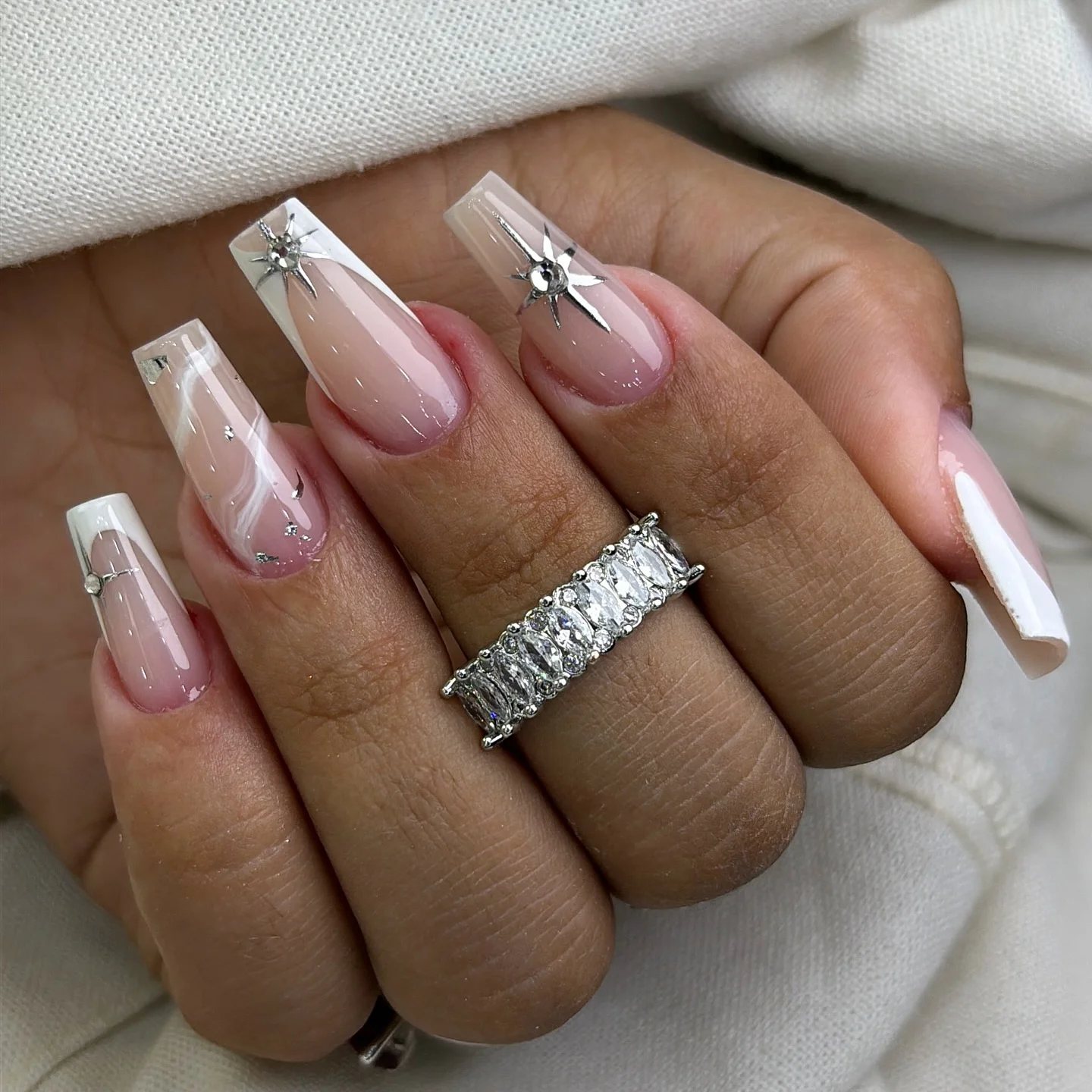 Gwiezdny koronkowy design: urok w każdym paznokciu