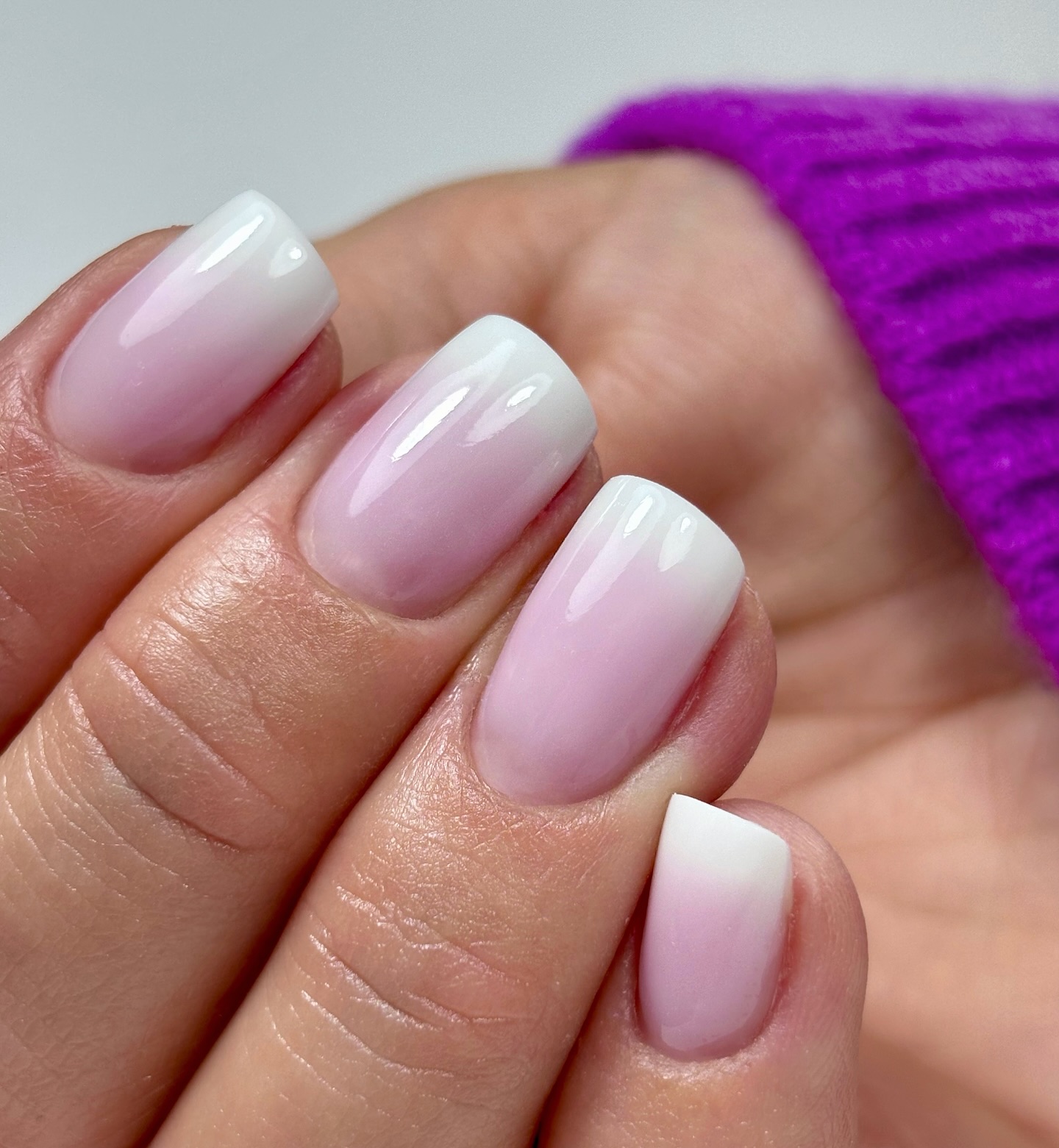 Pastelowa delikatność: gradient na Twoich paznokciach